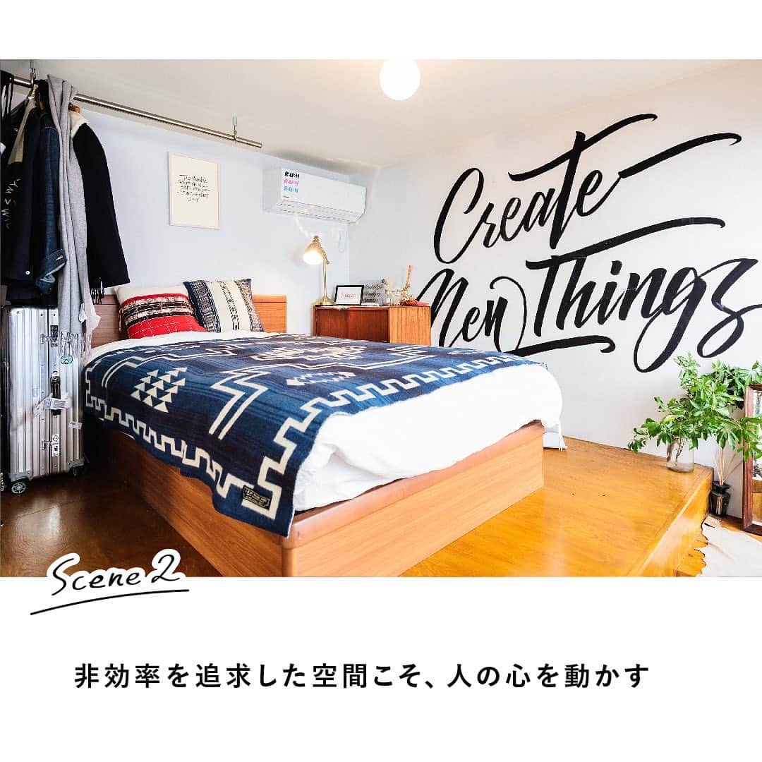 RE住むRENOVATIONさんのインスタグラム写真 - (RE住むRENOVATIONInstagram)「《ようこそ！私の家へ》﻿ ーレタリングアーティスト・井澤 卓さんー﻿ @takuizawa﻿ ﻿ 音楽フェスやオフィス、ショップなどに文字アートを手がけている井澤 卓さん。﻿ 夢であるホテル経営を、手の届く範囲で始めてみたいという想いから、築20年の中古マンションを購入し、“ゲストに貸し出すための部屋” としてリノベーションを実施したそう。﻿ ﻿ 「物件はバルコニーフックで探していました。東京のホテルで広いバルコニーがあるところってないじゃないですか。だからこそ、特別感を演出できるし、東京っぽくなくて面白いかなって」﻿ ﻿ 基本的には “ゲストファースト” でリノベーションをした井澤さんですが、ひとつどうしてもやりたかったことが。﻿ ﻿ 「床に段差をつけたい、という衝動が抑えきれず、一段高い場所をベッドルームにしました。空間的には非効率かもしれないけど、段差をつけることで空間に動きが生ました。壁で仕切らなくてもリラックスできるんですよ。」﻿ ﻿ 国内外のアートやグリーン、旅先で出逢った雑貨やファブリックの数々。これだけものがあっても、煩雑な印象にならないのは、全て慎重に吟味しているから。﻿ ﻿ 「僕にとって心地いい空間とは、置いている全てのものに “理由” があること。ブランドや値段で選ぶのではなく、純粋に僕が好きだと思えるものだったり、ストーリーを話せたり、ゲストに快適に過ごしてもらえるためのものだったり。空間にとって “理由があるもの” を選ぶようにしています」﻿ ﻿ 住まいは、時に住み手に自信をもたらし、前に進む力を与えてくれる。﻿ ゲストのためにリノベーションしたこの家は、井澤さんにとって、夢と現実を結ぶドリームハウスになりました。﻿ ﻿ .........................﻿ ﻿ WEBサイトでも記事公開中！﻿ （トップのURLよりご覧ください ）﻿ @dolive.media﻿ ﻿ #dolivemedia﻿ #dolive﻿ #暮らしをカジュアルに楽しむメディア﻿ ﻿  #リノベーション #住まい #暮らし #住宅 #家具 #ライフスタイル #リノベ #マンションリノベ #中古マンション #中古リノベ #マンション暮らし #植物のある暮らし #グリーンのある暮らし #アートのある暮らし #壁画 #壁画アート#エアビー #airbnb #ゲストハウス #ルーフバルコニー #バルコニー #レタリング #チョークアート#東京 #1人暮らし #1ldk」1月3日 15時10分 - dolive.media
