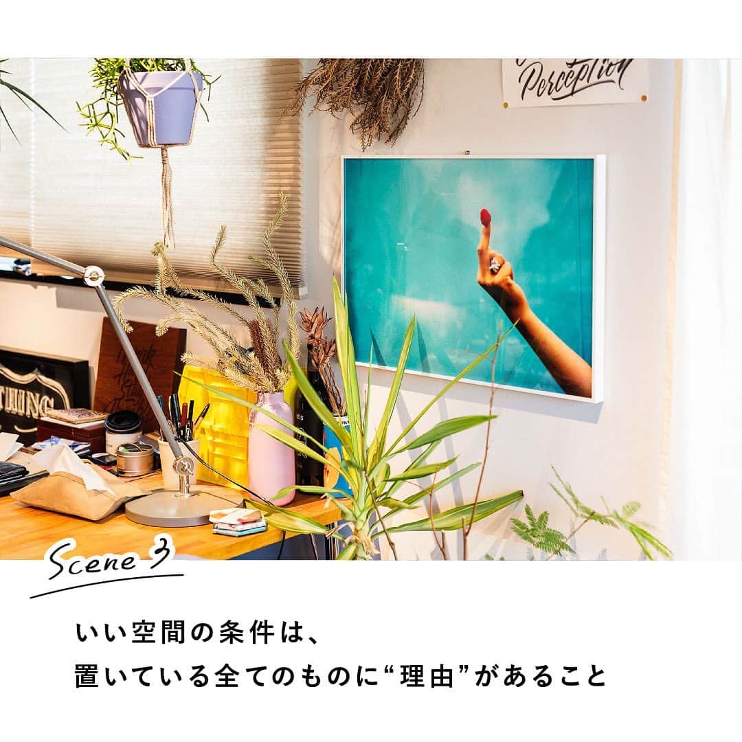 RE住むRENOVATIONさんのインスタグラム写真 - (RE住むRENOVATIONInstagram)「《ようこそ！私の家へ》﻿ ーレタリングアーティスト・井澤 卓さんー﻿ @takuizawa﻿ ﻿ 音楽フェスやオフィス、ショップなどに文字アートを手がけている井澤 卓さん。﻿ 夢であるホテル経営を、手の届く範囲で始めてみたいという想いから、築20年の中古マンションを購入し、“ゲストに貸し出すための部屋” としてリノベーションを実施したそう。﻿ ﻿ 「物件はバルコニーフックで探していました。東京のホテルで広いバルコニーがあるところってないじゃないですか。だからこそ、特別感を演出できるし、東京っぽくなくて面白いかなって」﻿ ﻿ 基本的には “ゲストファースト” でリノベーションをした井澤さんですが、ひとつどうしてもやりたかったことが。﻿ ﻿ 「床に段差をつけたい、という衝動が抑えきれず、一段高い場所をベッドルームにしました。空間的には非効率かもしれないけど、段差をつけることで空間に動きが生ました。壁で仕切らなくてもリラックスできるんですよ。」﻿ ﻿ 国内外のアートやグリーン、旅先で出逢った雑貨やファブリックの数々。これだけものがあっても、煩雑な印象にならないのは、全て慎重に吟味しているから。﻿ ﻿ 「僕にとって心地いい空間とは、置いている全てのものに “理由” があること。ブランドや値段で選ぶのではなく、純粋に僕が好きだと思えるものだったり、ストーリーを話せたり、ゲストに快適に過ごしてもらえるためのものだったり。空間にとって “理由があるもの” を選ぶようにしています」﻿ ﻿ 住まいは、時に住み手に自信をもたらし、前に進む力を与えてくれる。﻿ ゲストのためにリノベーションしたこの家は、井澤さんにとって、夢と現実を結ぶドリームハウスになりました。﻿ ﻿ .........................﻿ ﻿ WEBサイトでも記事公開中！﻿ （トップのURLよりご覧ください ）﻿ @dolive.media﻿ ﻿ #dolivemedia﻿ #dolive﻿ #暮らしをカジュアルに楽しむメディア﻿ ﻿  #リノベーション #住まい #暮らし #住宅 #家具 #ライフスタイル #リノベ #マンションリノベ #中古マンション #中古リノベ #マンション暮らし #植物のある暮らし #グリーンのある暮らし #アートのある暮らし #壁画 #壁画アート#エアビー #airbnb #ゲストハウス #ルーフバルコニー #バルコニー #レタリング #チョークアート#東京 #1人暮らし #1ldk」1月3日 15時10分 - dolive.media
