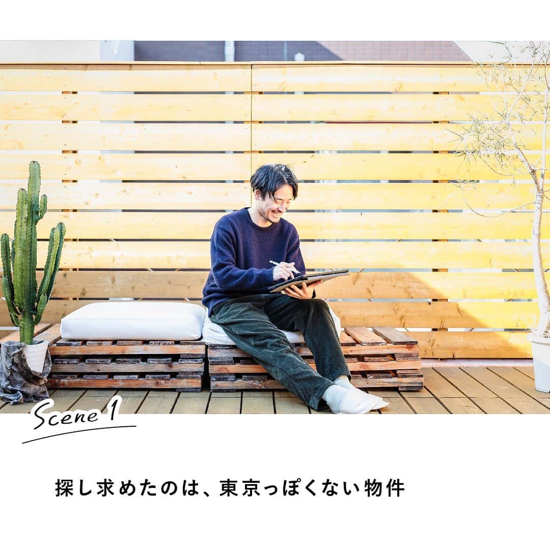 RE住むRENOVATIONさんのインスタグラム写真 - (RE住むRENOVATIONInstagram)「《ようこそ！私の家へ》﻿ ーレタリングアーティスト・井澤 卓さんー﻿ @takuizawa﻿ ﻿ 音楽フェスやオフィス、ショップなどに文字アートを手がけている井澤 卓さん。﻿ 夢であるホテル経営を、手の届く範囲で始めてみたいという想いから、築20年の中古マンションを購入し、“ゲストに貸し出すための部屋” としてリノベーションを実施したそう。﻿ ﻿ 「物件はバルコニーフックで探していました。東京のホテルで広いバルコニーがあるところってないじゃないですか。だからこそ、特別感を演出できるし、東京っぽくなくて面白いかなって」﻿ ﻿ 基本的には “ゲストファースト” でリノベーションをした井澤さんですが、ひとつどうしてもやりたかったことが。﻿ ﻿ 「床に段差をつけたい、という衝動が抑えきれず、一段高い場所をベッドルームにしました。空間的には非効率かもしれないけど、段差をつけることで空間に動きが生ました。壁で仕切らなくてもリラックスできるんですよ。」﻿ ﻿ 国内外のアートやグリーン、旅先で出逢った雑貨やファブリックの数々。これだけものがあっても、煩雑な印象にならないのは、全て慎重に吟味しているから。﻿ ﻿ 「僕にとって心地いい空間とは、置いている全てのものに “理由” があること。ブランドや値段で選ぶのではなく、純粋に僕が好きだと思えるものだったり、ストーリーを話せたり、ゲストに快適に過ごしてもらえるためのものだったり。空間にとって “理由があるもの” を選ぶようにしています」﻿ ﻿ 住まいは、時に住み手に自信をもたらし、前に進む力を与えてくれる。﻿ ゲストのためにリノベーションしたこの家は、井澤さんにとって、夢と現実を結ぶドリームハウスになりました。﻿ ﻿ .........................﻿ ﻿ WEBサイトでも記事公開中！﻿ （トップのURLよりご覧ください ）﻿ @dolive.media﻿ ﻿ #dolivemedia﻿ #dolive﻿ #暮らしをカジュアルに楽しむメディア﻿ ﻿  #リノベーション #住まい #暮らし #住宅 #家具 #ライフスタイル #リノベ #マンションリノベ #中古マンション #中古リノベ #マンション暮らし #植物のある暮らし #グリーンのある暮らし #アートのある暮らし #壁画 #壁画アート#エアビー #airbnb #ゲストハウス #ルーフバルコニー #バルコニー #レタリング #チョークアート#東京 #1人暮らし #1ldk」1月3日 15時10分 - dolive.media