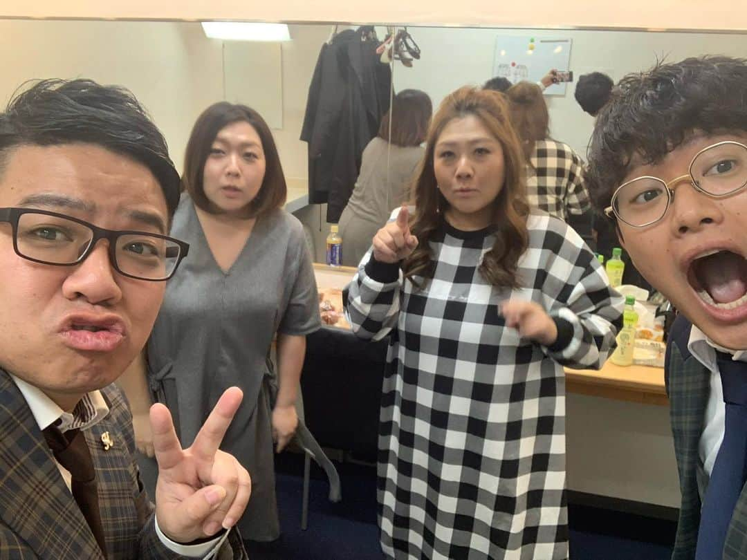 昴生さんのインスタグラム写真 - (昴生Instagram)「楽屋！！ #今日は #NGKと #クールジャパンパークを #行ったり来たり！ #NGKの出番の合間に #やすとも さんに #新年のご挨拶！ #毎年ほんまにお世話になってる #姉さん！ #今年もお世話になります！ #大尊敬の漫才師！ #やすともさんの名前がモニターに出るだけで #オー！ #こうなりたい！ #ほんでいつでも爆笑！ #こうなりたい！ #いや #こうなる！ #絶対こうなる！ #将来亜生と買い物する番組やる！ #タイトルは #そこいく！？ #どこいこで行ってたとこにすぐ行く番組！ #やるぞ！ #やすともさんすいません！ #変なタイミングでシャッター押してしまいました！」1月3日 15時25分 - mikikousei