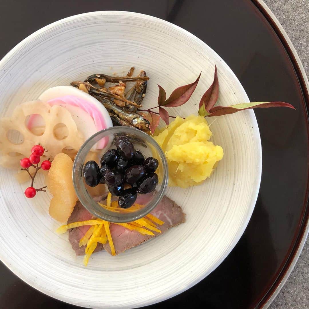 川島令美のインスタグラム：「あけましておめでとうございます🎍 ＊ 今年はお正月の午後と2日目と、義実家へのお泊まりやお墓参りなど、元旦からうごいていたので、自宅のおせちはお重に詰めず最低限のものを作りました☺︎ 元旦の朝はワンプレートでカンタンに。三が日最後の本日は朝とお昼を兼ねてお正月の食卓。 なんだかんだ年末からご馳走続きになったので、そろそろ食べるものも通常運行に戻していかねば… ちなみに田作りは毎度消費率が悪いので、くるみ同量くらい沢山入れて作ったら、カリポリ美味しい！男性ウケは聞いてませんが、女子にオススメです☺︎ ＊ ＊ 今回年末はキッチリ時間をかけず、中掃除の合間昼寿司をしたり、子供の遊び場に行ったり…いつもみたいに年末最後に大型スーパーで行列を作りながら大荷物！みたいな元旦に向けての準備はせず、チョコチョコ立ち寄った先で買ったりしていたのですが、今時は元旦も早々にどこも普通に開いているのですね〜😲もう東京には20年近く住んでいるというのに、毎年元旦はほぼ自宅で過ごしていたので、世の中が便利になっていることに気付いていませんでした😅」