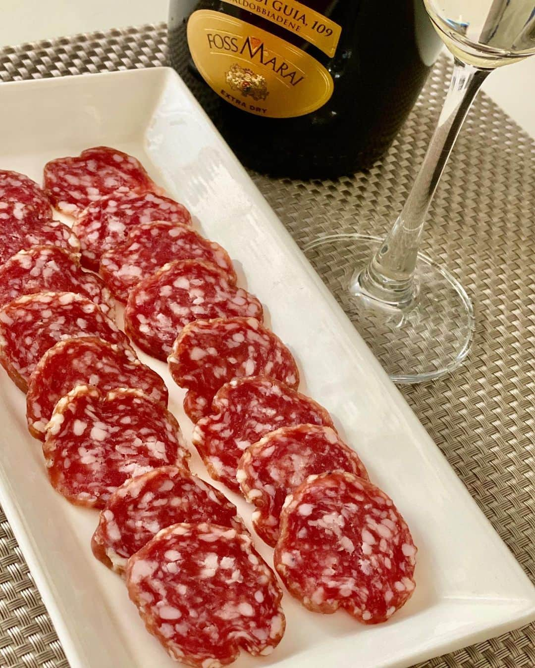 ベリッシモ・フランチェスコさんのインスタグラム写真 - (ベリッシモ・フランチェスコInstagram)「Good afternoon my friends☀️The perfect combination ❤️”Salamini Italiani alla Cacciatore DOP” with a glass of Foss Marai extra dry!🇮🇹 イタリアの『Salamini alla cacciatora DOP』とイタリアのFoss Maraiのワインを頂いております！最高に美味しい！😚🍷　#ベリッシモ #料理研究家 #chef #tvchef #arigateu #arigateujp #salamecacciatoreitalianodop #fossmarai #chefrock #イタリア #イタリア人 #イタリアン #イタリアワイン #イケメン #invinoveritas #salame #francescobellissimo #cosamagno #food #foodporn #italianstyle #italianfood #gourmet #サラミ #お洒落　#enjoylife #uomodepanzauomodesostanza」1月3日 15時24分 - bellissimoyoshi