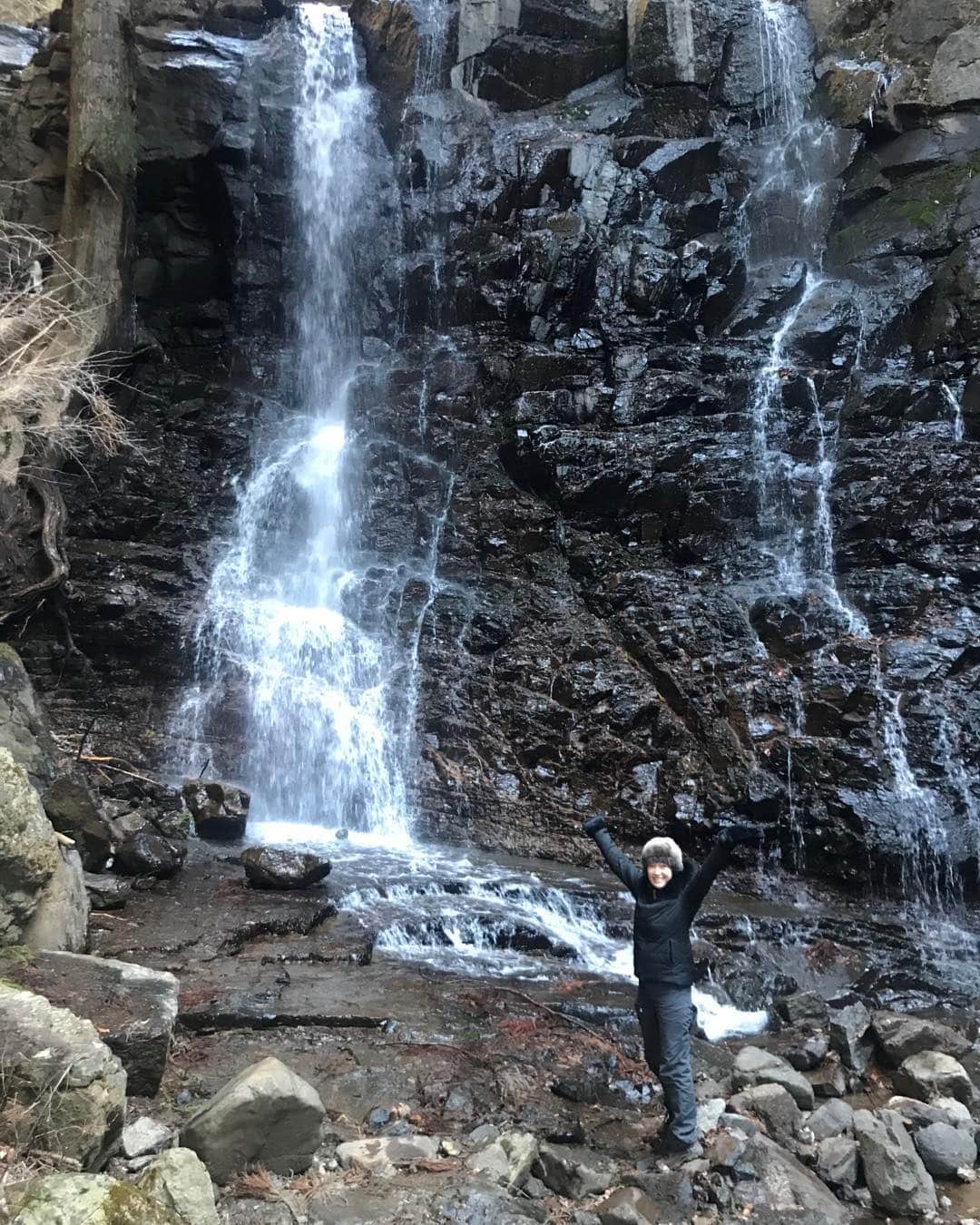 岡田美里さんのインスタグラム写真 - (岡田美里Instagram)「今日は滝を見に！ ネイチャーガイドゆりちゃん、三千代さん、今年もたくさん自然を吸いこみましょうね！ #滝#ネイチャーガイド#大自然」1月3日 15時43分 - millieokada