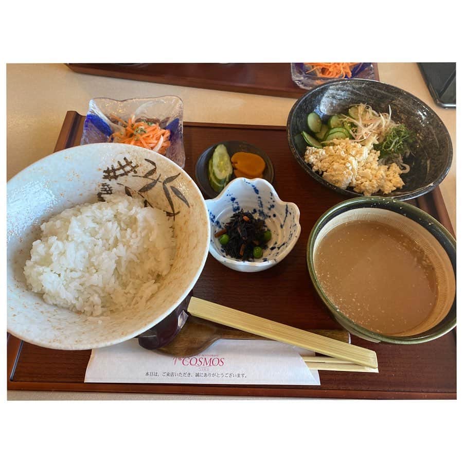 酒井瞳さんのインスタグラム写真 - (酒井瞳Instagram)「今年もたくさん美味しい物たーべよ(o^^o) 時間がなかったから空港で駆け込みご飯！ かけこむにもってこいのご飯 #冷汁 さらさらっと何杯でも食べれそうになる。笑 #宮崎 #郷土料理 #食べるの好きな人と繋がりたい #いただきます #ごちそうさまでした🙏 #うまミヤザキ #幸せ」1月3日 15時49分 - s.sakaihitomi