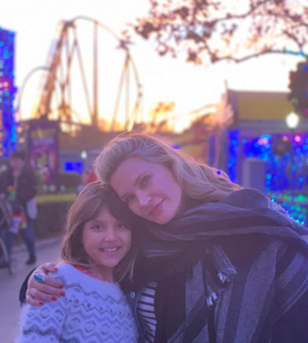 ナターシャ・ヘンストリッジさんのインスタグラム写真 - (ナターシャ・ヘンストリッジInstagram)「Me and the beautiful and brave Elena..... #rollercoaster #exhilaration」1月3日 15時50分 - natashahenstridge