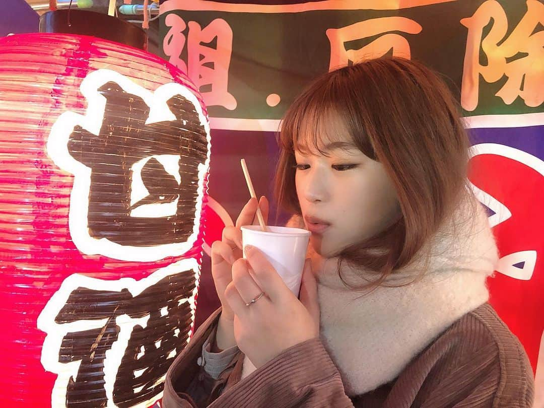 渋谷凪咲さんのインスタグラム写真 - (渋谷凪咲Instagram)「わたし、甘酒すきですねん🏮 . 生姜もトッピングしますねん♪ . . #初詣 #屋台 #甘酒 #ちゃんとふーふーして♪ #ぽかぽか☺️」1月3日 15時51分 - nagisa_nikoniko