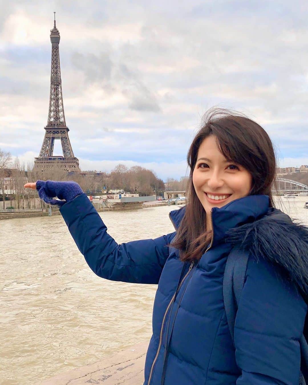 矢部あやのインスタグラム：「ベタな手乗りエッフェル塔 ・ #latoureiffel #エッフェル塔 #フランス旅行」