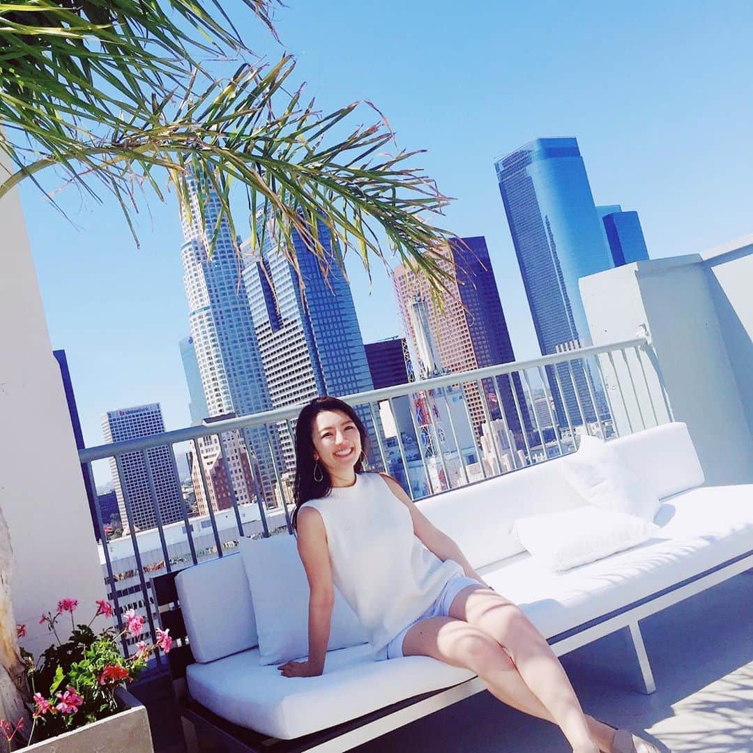三浦マキのインスタグラム：「Happy new year!! 今年は仕事も全力に頑張りつつ、旅もメイン事業に復活させようかなと🏝 あとドラマの原作をもう一本作る!! 今年も宜しくお願い致します。 Wishing you all a new year filled with love and happiness✨ * * * * #la#losangeles #dtla#newyear #love #夏と海と太陽を追いかける」