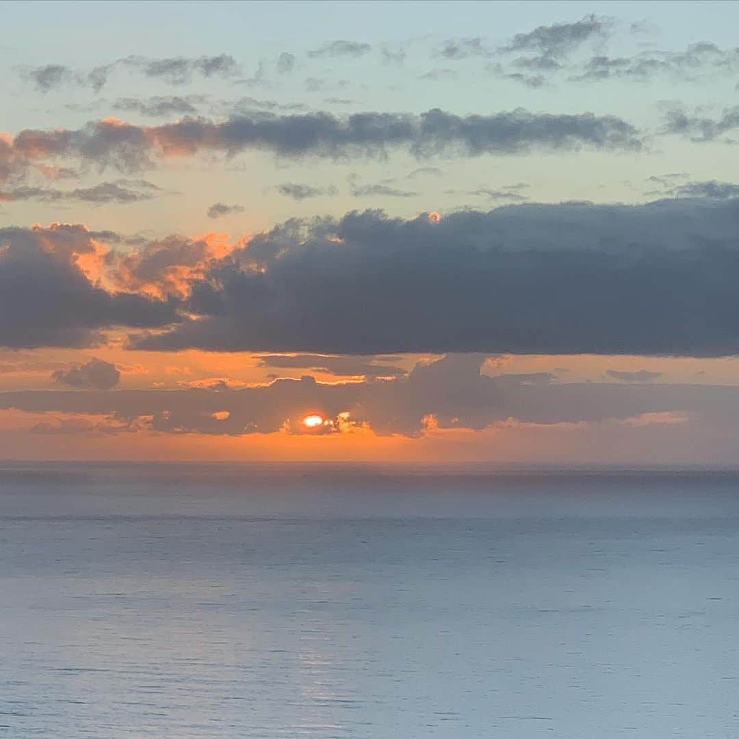 原涼香のインスタグラム：「첫 해돋이 🌅🌅 日本人だらけ〜ㅋㅋㅋ 何十分か置きとかに変わる空のいろ よかった〜☁️✨ 最後のが一番みえたとき🥱 ㅤㅤㅤㅤㅤㅤㅤㅤㅤㅤㅤㅤㅤ」