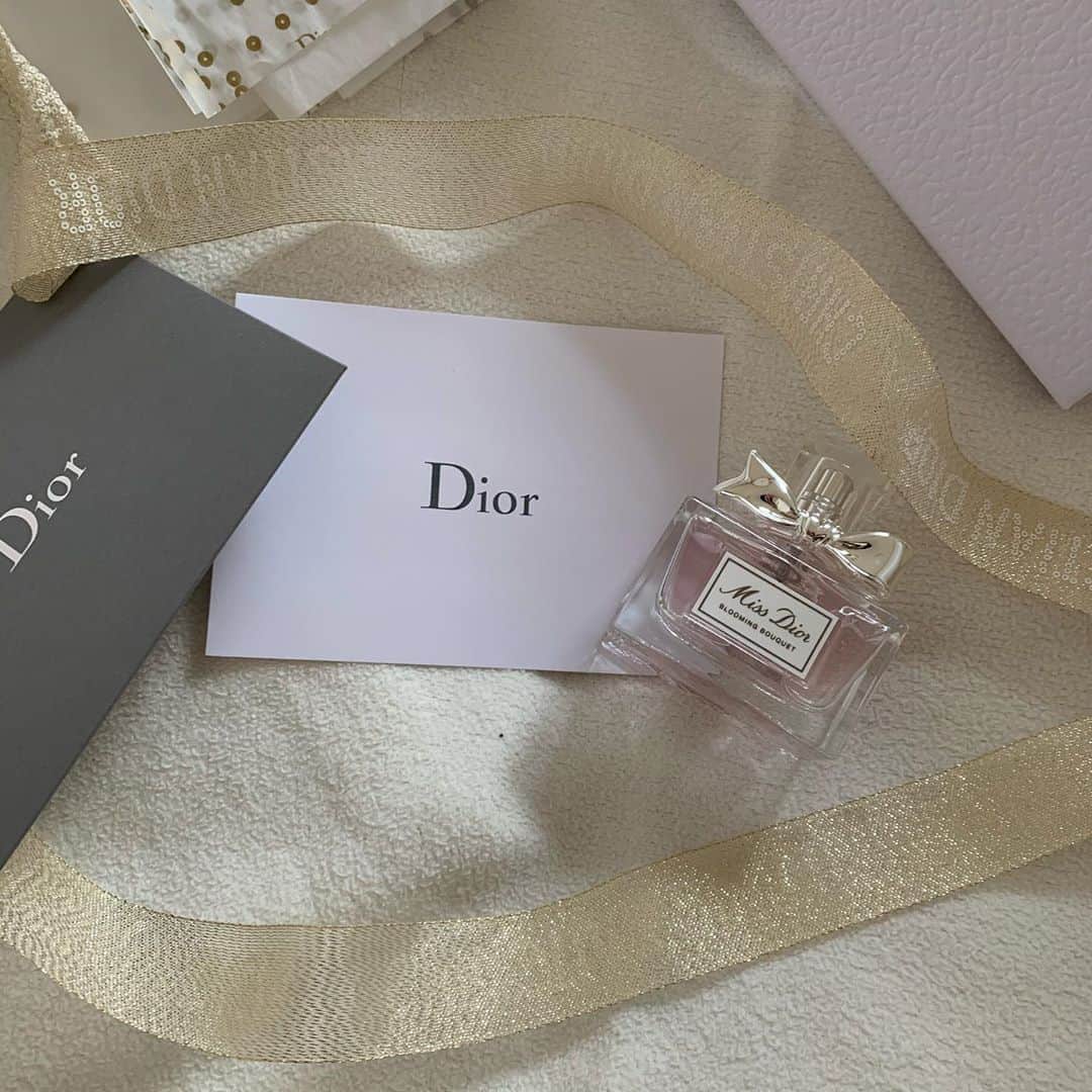 青井乃乃さんのインスタグラム写真 - (青井乃乃Instagram)「.... Diorの香水 ずっとリピ買いする予感^^ 女の子の香り~~ <オードゥ トワレ> · #dior #香水#ミスディオールブルーミングブーケ」1月3日 16時19分 - no.17_11