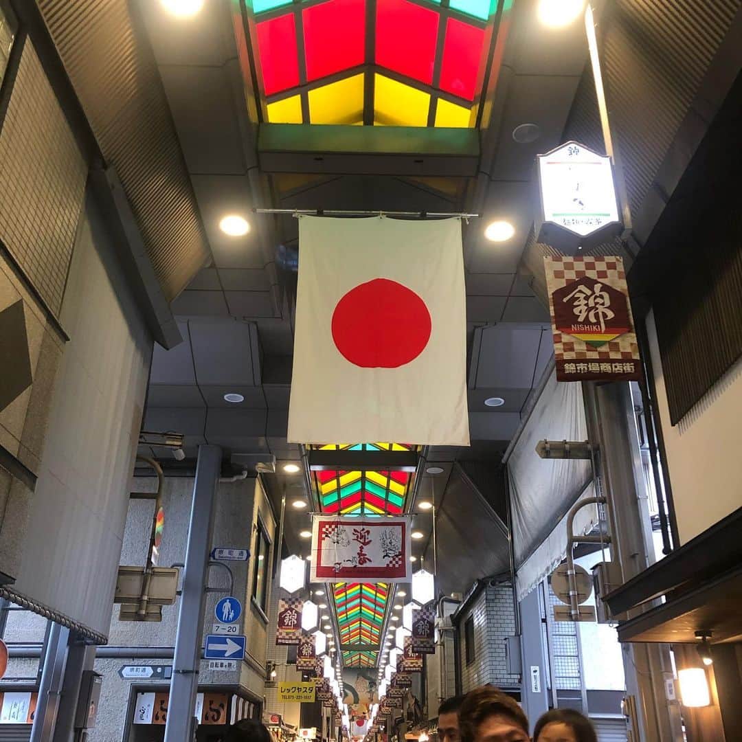 佐伯紅緒さんのインスタグラム写真 - (佐伯紅緒Instagram)「【迎春】  お正月は義両親の家に滞在がてら、京都を満喫しています。  なにをするというわけでもないけれど、ただいるだけで幸せになれるという、京都は私にとって永遠のテーマパークです。  おみくじに一喜一憂したり、先斗町を散歩したり、祇園でぜんざいを食べたり、錦小路でちりめん山椒を買ったり。  年に一度の楽しみを今年も享受できることに感謝です。」1月3日 16時16分 - beniosaeki