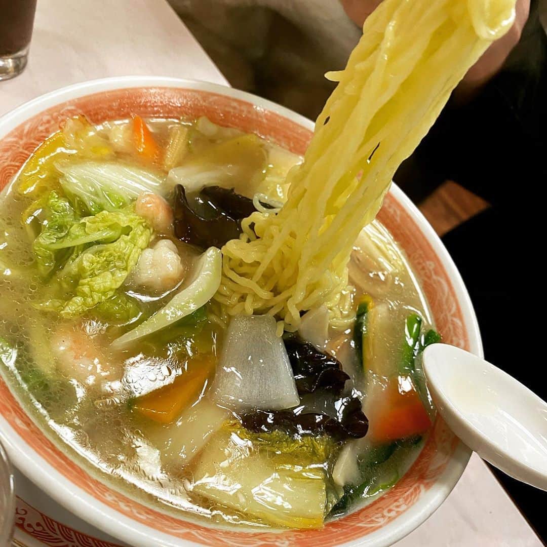 西山茉希さんのインスタグラム写真 - (西山茉希Instagram)「マストスポット。 辿り着く中華。  #家族飯 #帰省コース #集合スポット  変わらぬ美味しさに 変わらぬ店内に 今年も宜しくお願いいたします。  #長岡市 #喜京屋 #中華  呑む呑む。 食べる食べる。 西山家。」1月3日 16時16分 - maki.nshiyama50