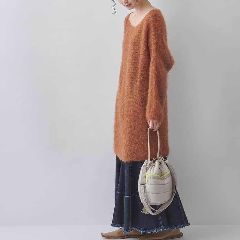 MAISON DE REEFURのインスタグラム：「. 【MERCI SALE】 . 7年間の感謝をこめて。 . レスポートサックとコラボした、日本限定発売の人気シリーズ。軽量なキルティング素材を使ったデザインは、ブラウンベースの「ライオン」とライトなグレイッシュトーンの「コアラ」。商品名にReefurと命名された、別注デザインは、今しか手に入らないレアな巾着タイプ。 . ■ Reefur Pochette/@maisondereefur ■ Tunic Knit/@maisodereefur ■ Denim Long Skirt/@maisondereefur ■ Shoes/@jillsander . 【展開店舗】 ルミネエスト新宿店・博多店・OFFICIAL WEB SHOP・OFFICIAL GLOBAL SHOP・ZOZOTOWN店 . #maisondereefur #reefur #bag #pochette #lesportsac #sale #wintersale #winter #winterfashion #fashion #logo #skirt  #denim  #knit #collaboration #jilsander #shoes #ロゴ #デニムコーデ #ニット #バッグ #レスポートサック #セール #リーファー #メゾンドリーファー #mercisale #merci #7年間ありがとう . @lesportsacjapan」