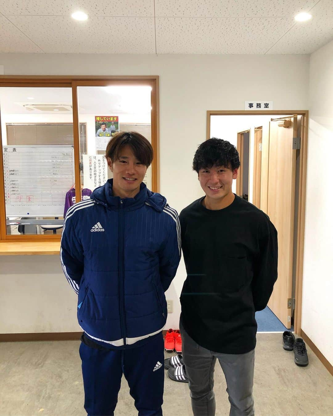 仙頭啓矢のインスタグラム：「中学のチームの先輩の星原健太くんとグリーンウェーブの初蹴りで。  #FCグリーンウェーブu15 #四條畷 #星原健太選手」