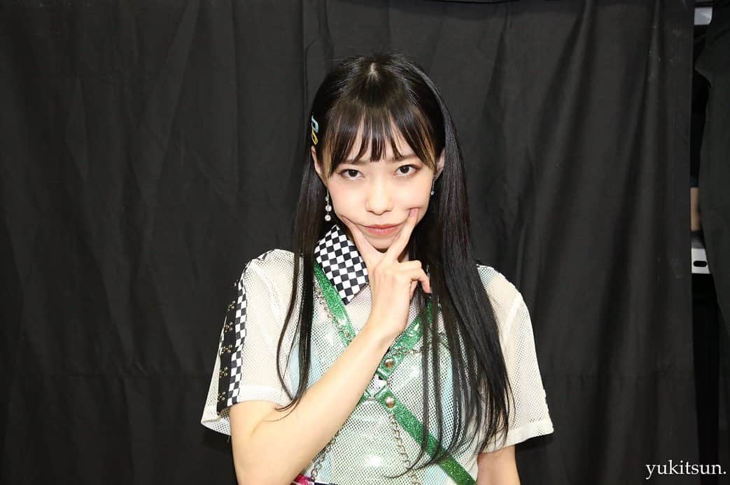 のインスタグラム：「#ゆきつんカメラ  に撮って頂いたワ^ ^ 可愛い可愛い言って下さるぱっぴーちゃん先輩^ ^ 黒髪ロングで今年はいきますよーーーーーー^ ^  エクステ魔法^ ^  #漆黒レベルの黒髪かすき #うどん卒コンあたりから緑の拘束具が歪んでる」