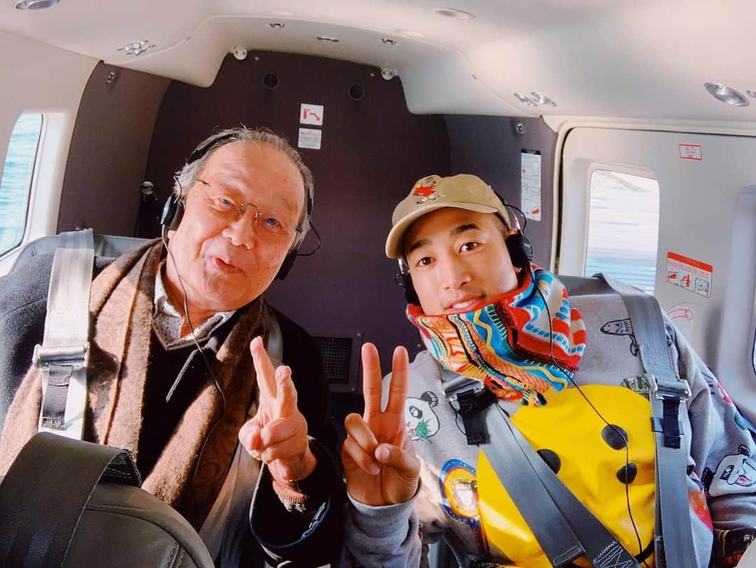 関口メンディーさんのインスタグラム写真 - (関口メンディーInstagram)「Happy new year trip✈️ おじいちゃんとお母さんと旅行に行ってきました👴🏼👩🏻‍🦱 2人とも元気そうで何より❗️ 小さい頃から おじいちゃんには色々なところに連れていってもらいました！ 夏はウェイクボード🏄🏽‍♂️ 冬はスキーやスノボー⛷🏂 中々会えていませんでしたが またこうして一緒に旅行ができて、凄く嬉しかったです✨ 2人とも健康で長生きしてください(^^) #最後の写真 #母とスパを予約したら #まさかの相部屋でした #カップルかよ笑 #お母さんも一言 #うけるー #ですよね笑 #着替えの時はさすがにずっと壁側みてました #あんなに気を遣った着替えは初めてです #なんとも言えない感情になりましたが喜んでいたのでいいでしょう笑 #ママンディー」1月3日 16時32分 - mandy_sekiguchi_official