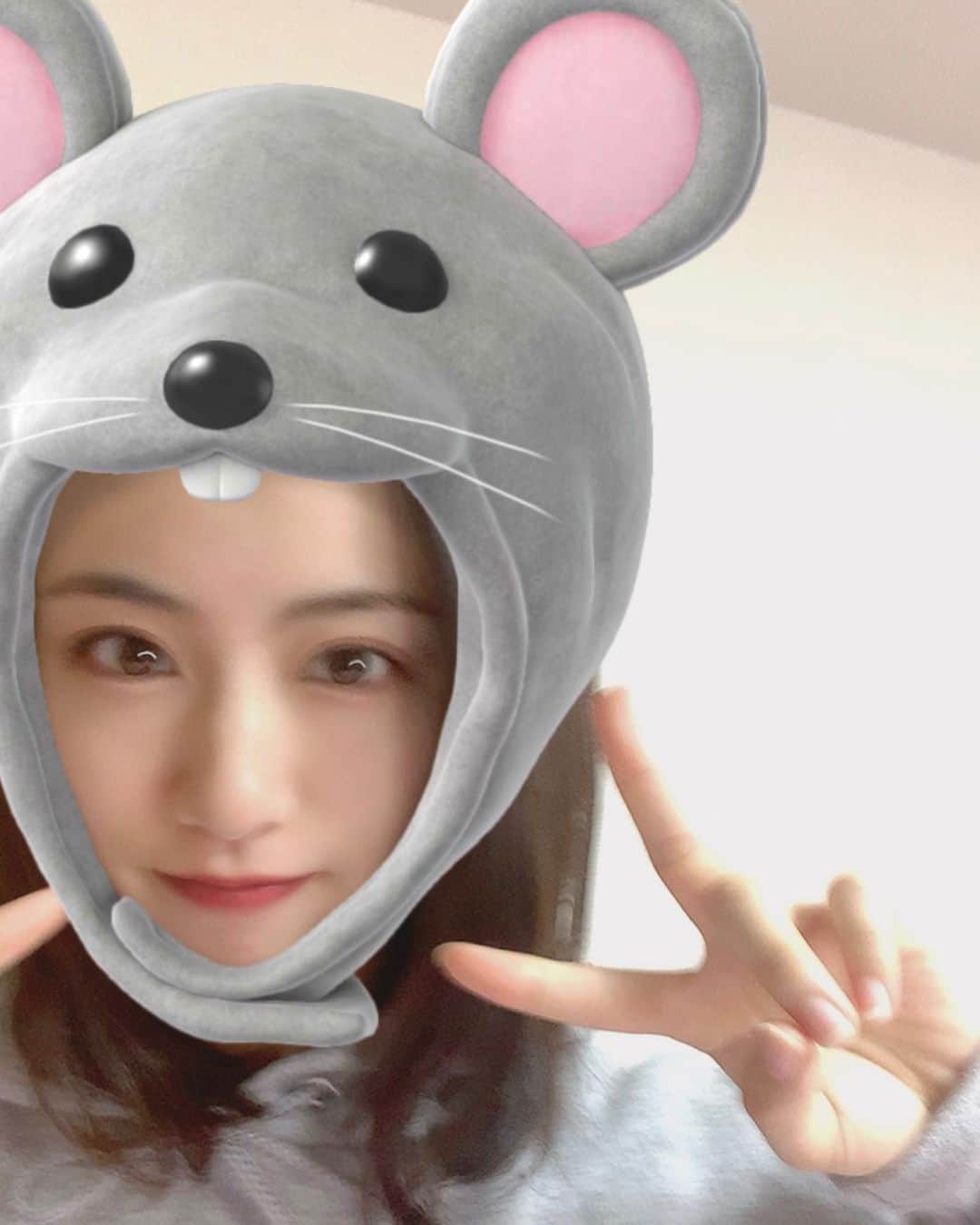 えのきさりなのインスタグラム：「. あけましておめでとうございます 良き一年になりますように。 年女なので少しでもみなさまにハッピーを届けられたら。  妹が写真撮るとだいたいブレてます笑 ブレてないと思うと手が入ってます。愛おしい。 #2020 #happynewyear #年女」