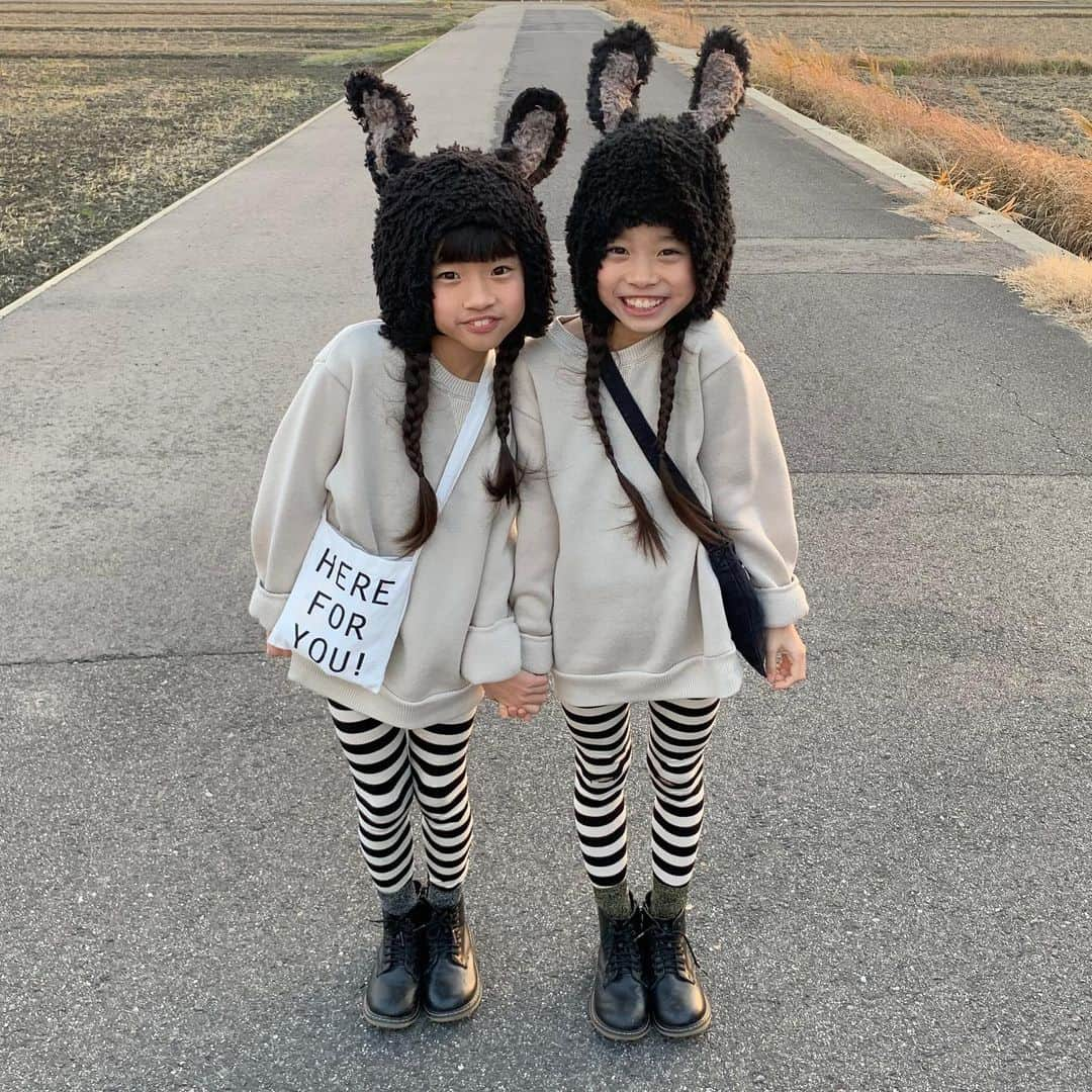 ぴよ。こぱ。さんのインスタグラム写真 - (ぴよ。こぱ。Instagram)「うさぎ🐰🐰 親戚の赤ちゃんに会いに♡ . . . #キッズ #キッズコーデ #キッズファッション #ツインズ #ツインズコーデ #ふたご #ふたごコーデ #双子 #双子コーデ #うさぎ帽子 #おそろコーデ #おそろいコーデ #サコッシュ #しましま #ボーダーコーデ #gu #モノトーンコーデ #モノトーン」1月3日 16時39分 - uca.34