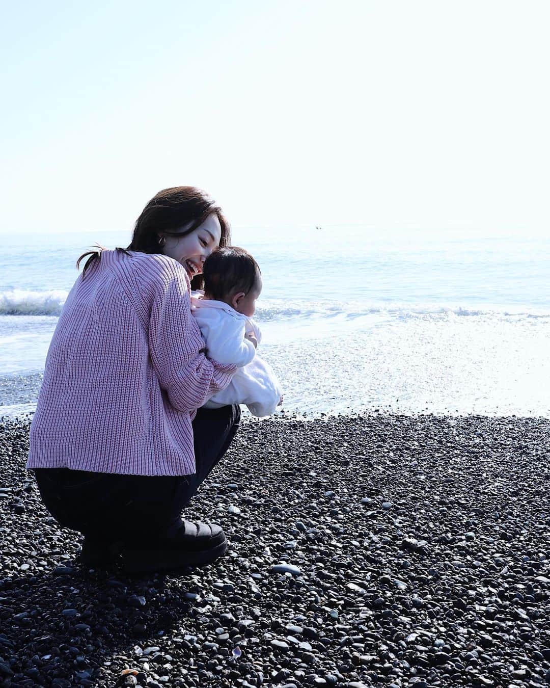 吉田理紗さんのインスタグラム写真 - (吉田理紗Instagram)「今日の茅ヶ崎はアウターいらずのポカポカ陽気。娘に初めて海を見せることができました🌊 また遊びにこようね☺︎ #生後3ヶ月 #女の子ママ #になの毎日 #江ノ島 #海 #赤ちゃんのいる生活」1月3日 16時40分 - yoshirisaa