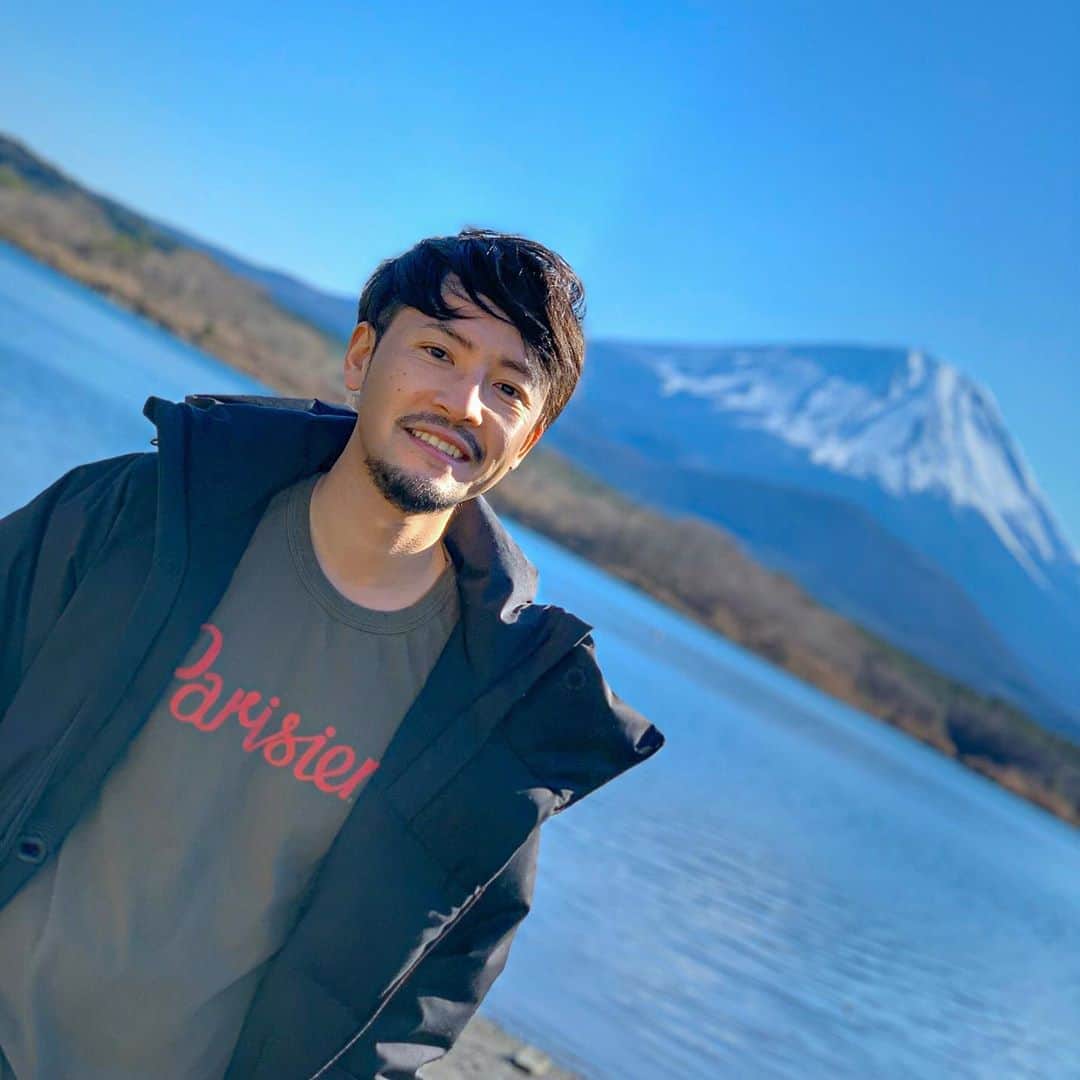 小柳津林太郎のインスタグラム：「改めてになりますが、明けましておめでとうございます。今年も色々チャレンジしていくので、よろしくお願い致します🐭  弾丸で、甲府経由で富士山を拝みに、精進湖までドライブ🚗もうかれこれ6年乗ってる愛車とパシャリ。  いやー、天気が最高で、富士山が綺麗すぎました🗻  皆さんにとって最高の2020になりますよーに😇  #2020 #happynewyear #新年　#山梨県 #甲府 #静岡県 #精進湖 #富士山 #mountfuji #fjcruiser #fjクルーザー #toyota #トヨタ #ドライブ #愛車 #弾丸旅行」