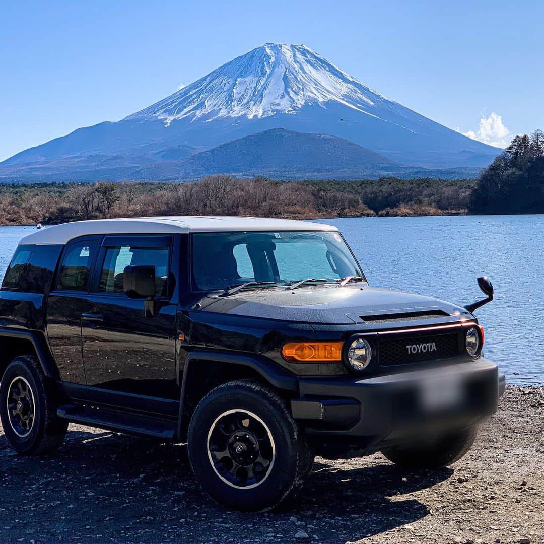 小柳津林太郎さんのインスタグラム写真 - (小柳津林太郎Instagram)「改めてになりますが、明けましておめでとうございます。今年も色々チャレンジしていくので、よろしくお願い致します🐭  弾丸で、甲府経由で富士山を拝みに、精進湖までドライブ🚗もうかれこれ6年乗ってる愛車とパシャリ。  いやー、天気が最高で、富士山が綺麗すぎました🗻  皆さんにとって最高の2020になりますよーに😇  #2020 #happynewyear #新年　#山梨県 #甲府 #静岡県 #精進湖 #富士山 #mountfuji #fjcruiser #fjクルーザー #toyota #トヨタ #ドライブ #愛車 #弾丸旅行」1月3日 16時44分 - rinsta_gram1002