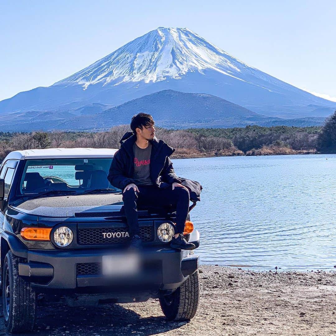 小柳津林太郎さんのインスタグラム写真 - (小柳津林太郎Instagram)「改めてになりますが、明けましておめでとうございます。今年も色々チャレンジしていくので、よろしくお願い致します🐭  弾丸で、甲府経由で富士山を拝みに、精進湖までドライブ🚗もうかれこれ6年乗ってる愛車とパシャリ。  いやー、天気が最高で、富士山が綺麗すぎました🗻  皆さんにとって最高の2020になりますよーに😇  #2020 #happynewyear #新年　#山梨県 #甲府 #静岡県 #精進湖 #富士山 #mountfuji #fjcruiser #fjクルーザー #toyota #トヨタ #ドライブ #愛車 #弾丸旅行」1月3日 16時44分 - rinsta_gram1002
