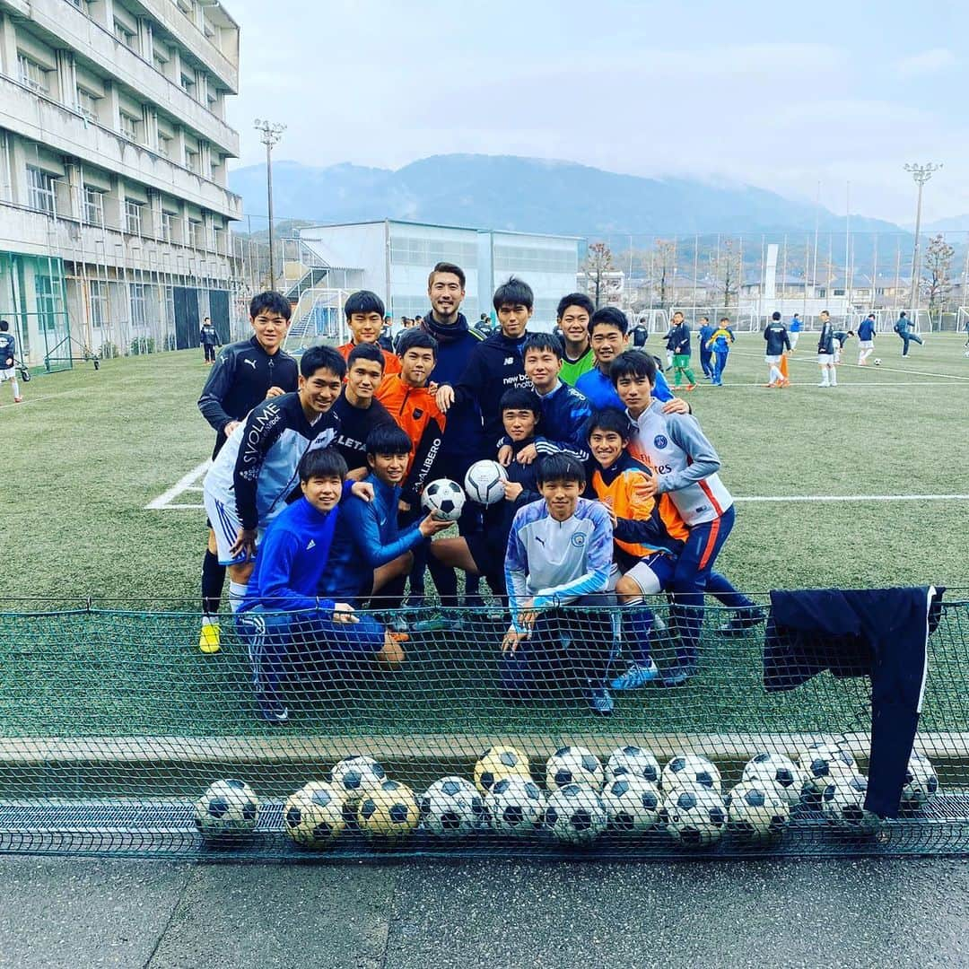 大武峻のインスタグラム：「明けましておめでとうございます！ 今年もよろしくお願いします！ ． 母校の後輩たち、お疲れ様でした！ 顔を上げて胸を張って福岡に帰ってきてください！ 本当に素晴らしかったし刺激をもらいました！ ありがとうございました！ この悔しさを忘れずにまた頑張ってください！ ． ． #高校サッカー選手権#ベスト16#筑陽学園#サッカー部#一応#元主将#嘘っぽいけど#本当。笑」