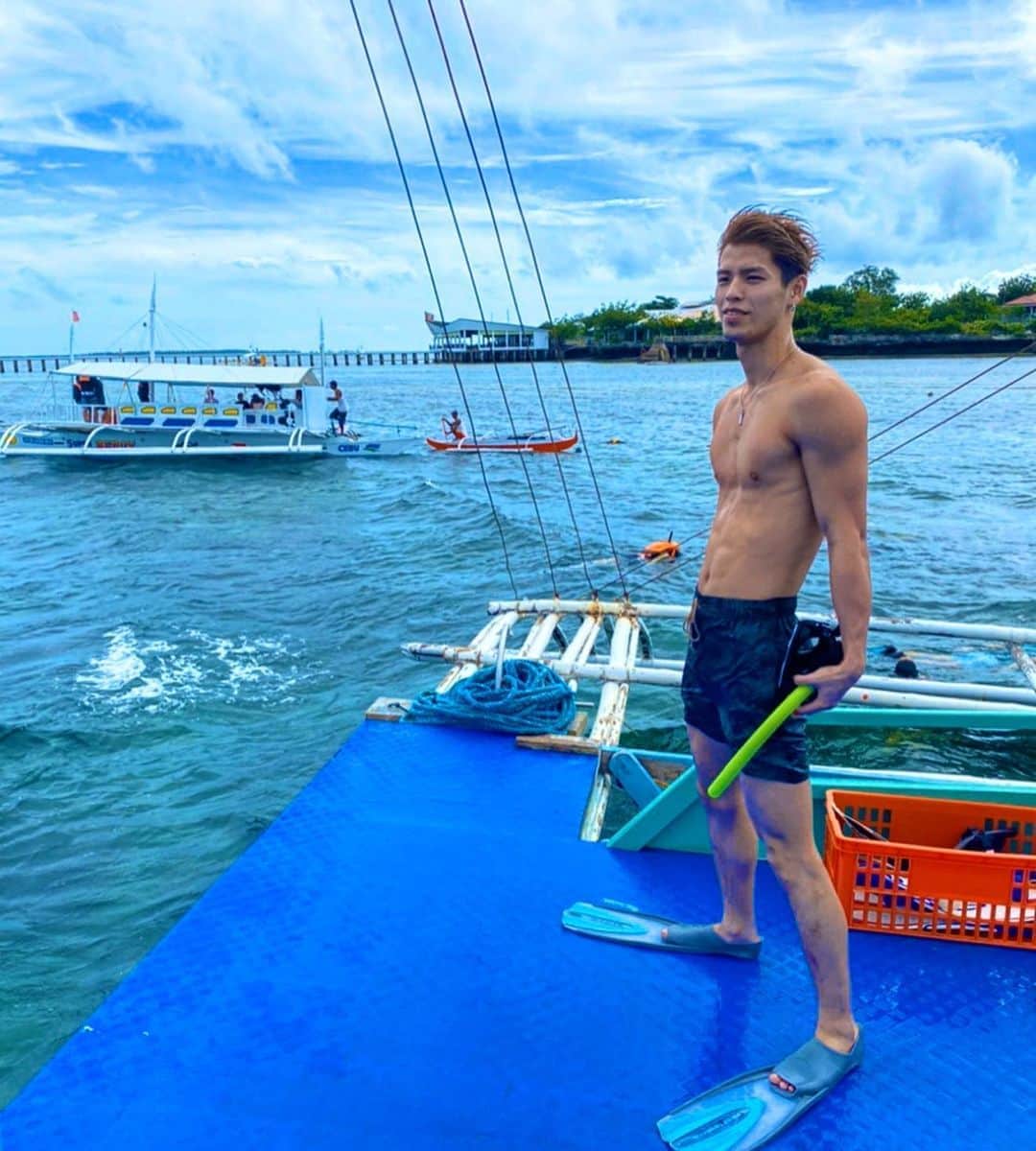 のインスタグラム：「🚤🐠🌞 #セブ島  #カッコつけてたら #船揺れて転けた」