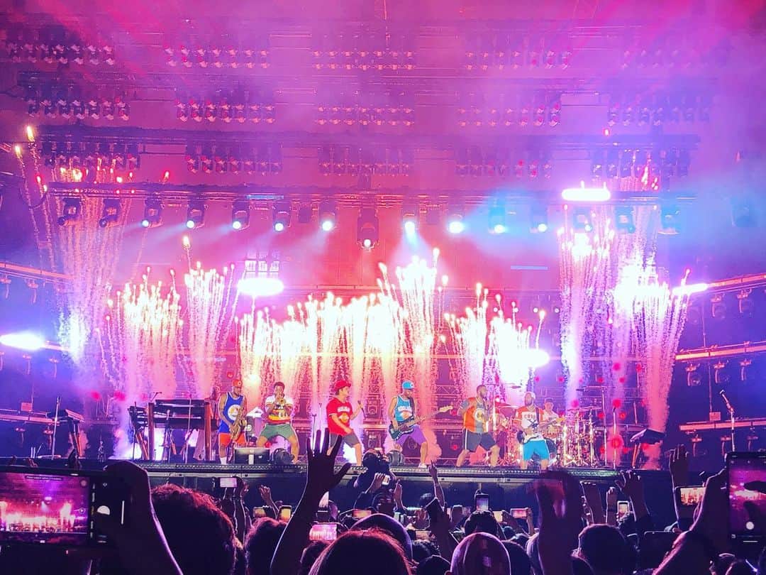 佐藤仁美のインスタグラム：「Welcome2020 with @brunomars .  皆様の心身の健康とご多幸を心よりお祈り申し上げます。 本年もどうぞ宜しくお願い致します！  #BrunoMars #countdown  #fireworks  #love  #AbuDhabi #UAE」