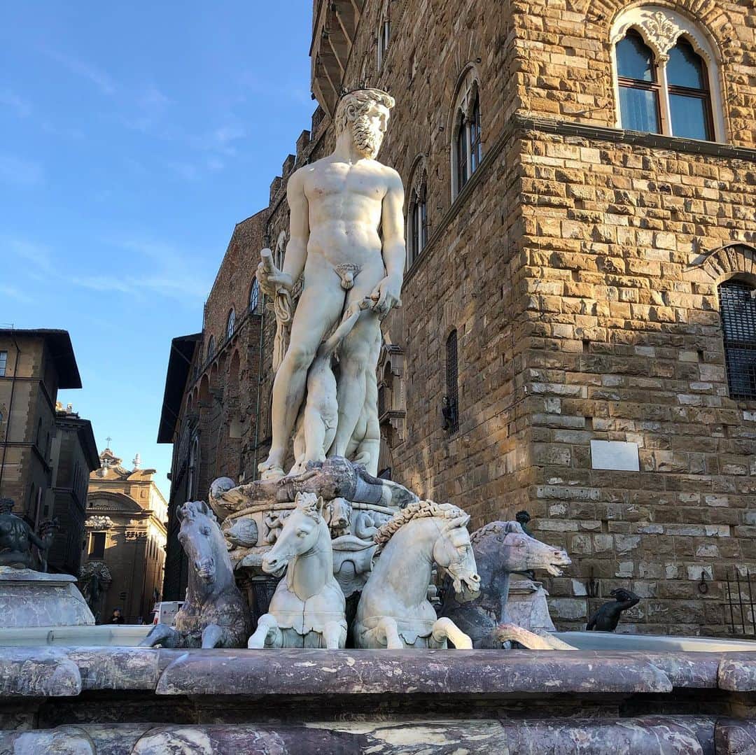 南果歩さんのインスタグラム写真 - (南果歩Instagram)「#piazzadellasignoria  I found aonther David‼️ Academia musium was full😆 But I get chance that come  to Florence again to see real David‼️ アカデミア美術館は長蛇の列。本物のダビデ像は見られなかったけど、シニョリーナ広場にレプリカが‼️街中至る所に彫刻が‼️ これも、またフィレンツェに来なさいという事だと、何でも良い方に受け取る親子です😊 #italy #florence  #firenze  #david  #japaneseactress #kahominami #イタリア #フィレンツェ #ダビデ像 #南果歩 #親子旅行」1月3日 16時52分 - kaho_minami