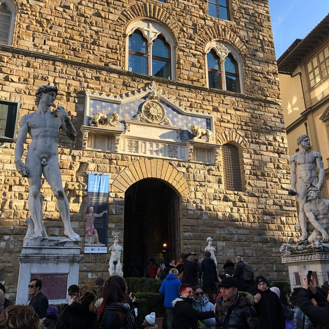 南果歩さんのインスタグラム写真 - (南果歩Instagram)「#piazzadellasignoria  I found aonther David‼️ Academia musium was full😆 But I get chance that come  to Florence again to see real David‼️ アカデミア美術館は長蛇の列。本物のダビデ像は見られなかったけど、シニョリーナ広場にレプリカが‼️街中至る所に彫刻が‼️ これも、またフィレンツェに来なさいという事だと、何でも良い方に受け取る親子です😊 #italy #florence  #firenze  #david  #japaneseactress #kahominami #イタリア #フィレンツェ #ダビデ像 #南果歩 #親子旅行」1月3日 16時52分 - kaho_minami