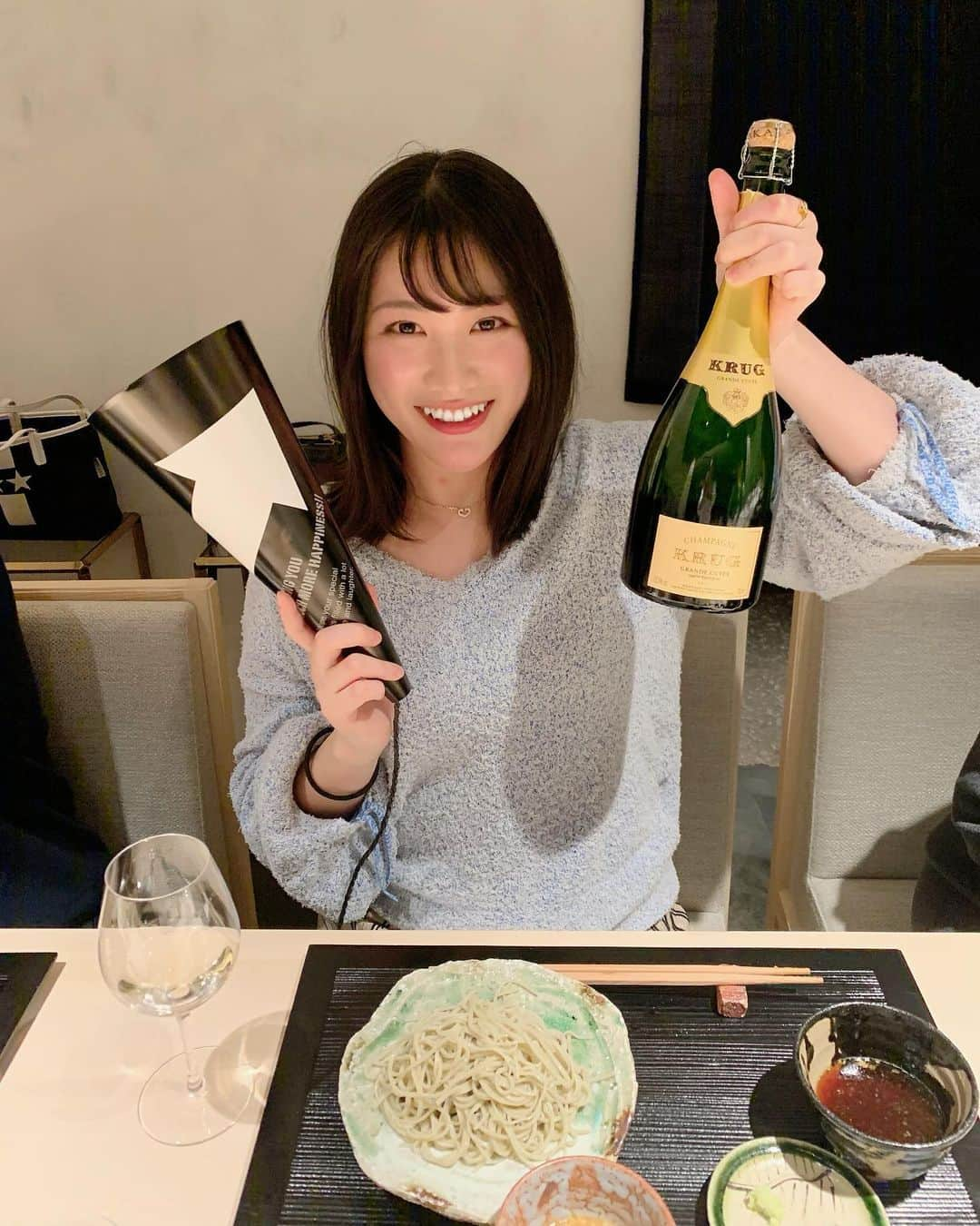 春原未来さんのインスタグラム写真 - (春原未来Instagram)「#happynewyear2020 #年越し蕎麦 #soba  #新年一発目 #乾杯 #drink は, #krug #lvmh #champagne 自分でボトル入れました🤣🥂 . #元旦 には #sincere @shinsuke.ishii シェフの #おせち  #osechi 我が家で莉子と一緒に(๑´︶`๑) #ごちそうさまでした 💛 . #2020年 思い出に残る素晴らしい年にしたいです。#お仕事 #がんばる 。 今後とも #よろしくお願い申し上げます #春原未来」1月3日 17時02分 - sunohara_miki