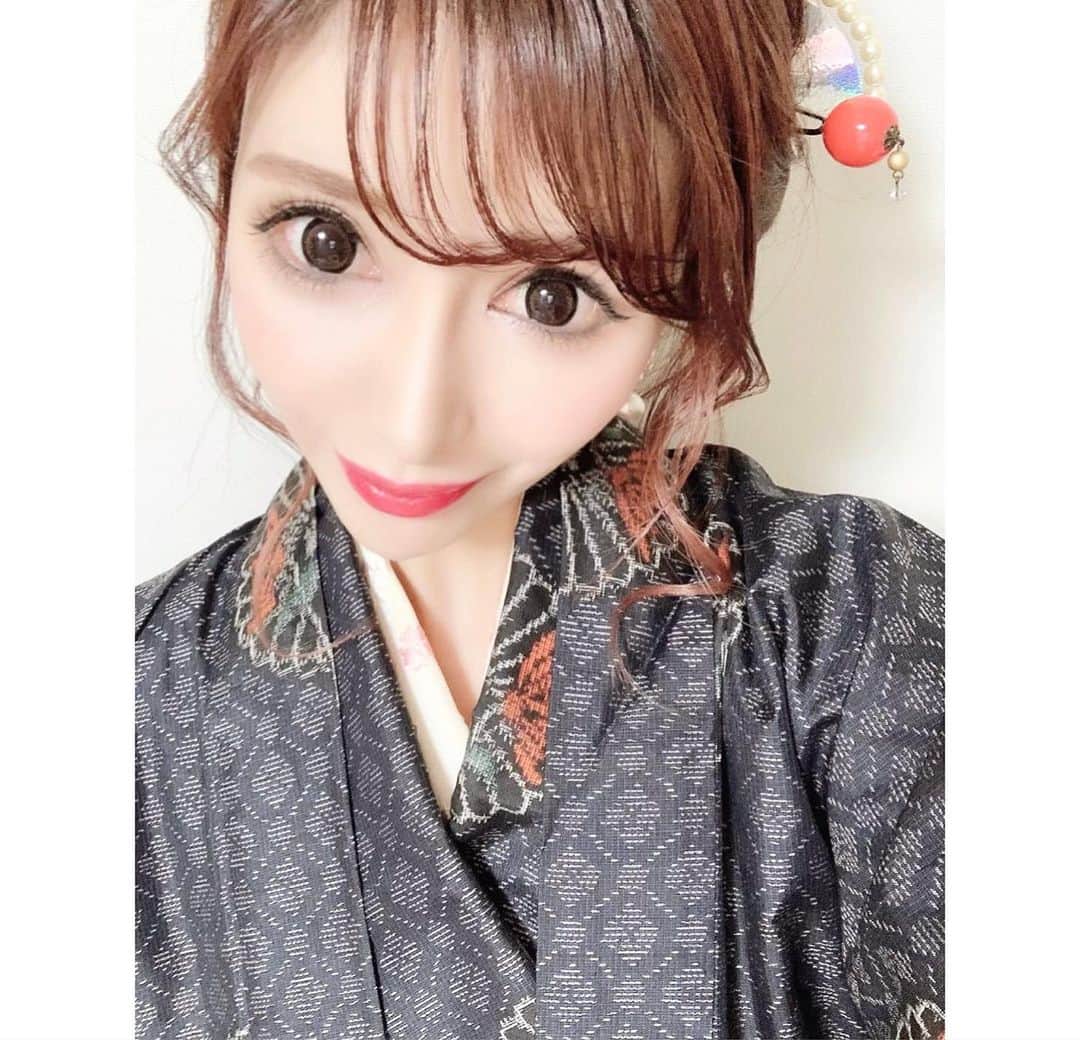 水輝聖羅さんのインスタグラム写真 - (水輝聖羅Instagram)「. . 新年あけましておめでとうございます🥰♥️🎍⛩🐭♥️✨♥️✨♥️ . . 今年もよろしくお願いしまあす🥺🧸♥️🖤♥️🖤♥️ . . . みなさまが素敵な1年を過ごせますように🥰♥️🖤♥️🖤♥️🖤♥️ . . . ままにお着物着せてもらったよ👘♥️🖤♥️🖤♥️ . . #お正月 #2020年 #鶴岡八幡宮 #初詣 #小町通り #お着物 #かんざし #レトロ着物 #レトロコーデ #鎌倉 #鎌倉さんぽ #新年のご挨拶 #賀正 ♥️🎍⛩♥️✨♥️🎍⛩♥️✨ ♥️🎍⛩♥️✨♥️🎍⛩♥️✨ ♥️🎍⛩♥️✨♥️🎍⛩♥️✨ ♥️🎍⛩♥️✨♥️🎍」1月3日 16時55分 - seira_mizuki