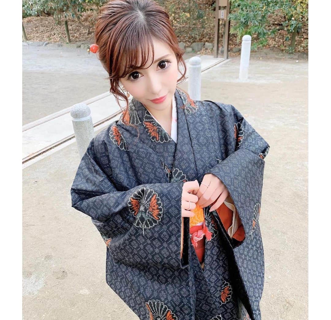 水輝聖羅さんのインスタグラム写真 - (水輝聖羅Instagram)「. . 新年あけましておめでとうございます🥰♥️🎍⛩🐭♥️✨♥️✨♥️ . . 今年もよろしくお願いしまあす🥺🧸♥️🖤♥️🖤♥️ . . . みなさまが素敵な1年を過ごせますように🥰♥️🖤♥️🖤♥️🖤♥️ . . . ままにお着物着せてもらったよ👘♥️🖤♥️🖤♥️ . . #お正月 #2020年 #鶴岡八幡宮 #初詣 #小町通り #お着物 #かんざし #レトロ着物 #レトロコーデ #鎌倉 #鎌倉さんぽ #新年のご挨拶 #賀正 ♥️🎍⛩♥️✨♥️🎍⛩♥️✨ ♥️🎍⛩♥️✨♥️🎍⛩♥️✨ ♥️🎍⛩♥️✨♥️🎍⛩♥️✨ ♥️🎍⛩♥️✨♥️🎍」1月3日 16時55分 - seira_mizuki