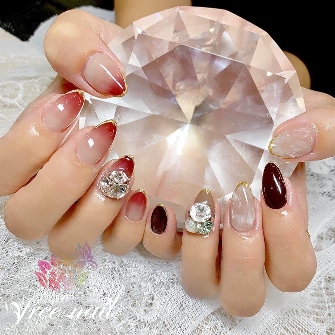 free nail フリーネイルのインスタグラム：「. 謹賀新年🎍🌅 . 新年の開運ネイルはfreenailにお任せください💅🏻🤩🌟 . ご来店お待ちしております🙇🏻‍♀️🙇🏻‍♀️🙇🏻‍♀️💗 . . #ネイルアート #ジェルネイル #ネイルサロン #大阪ネイルサロン #ネイルデザイン #ネイルチェンジ #アシンメトリーネイル #アシメネイル #ビジューネイル #グラデーションネイル #ベージュネイル #赤ネイル #デザインネイル #トレンドネイル #シンプルネイル #おしゃれネイル #開運ネイル #冬ネイル #winternails #nailsart #nailsdid #美甲 #日式美甲 #日式美甲胶 #日本美甲师 #日本美甲老师 #美甲上课 #日本胶 #フリーネイル #freenail」