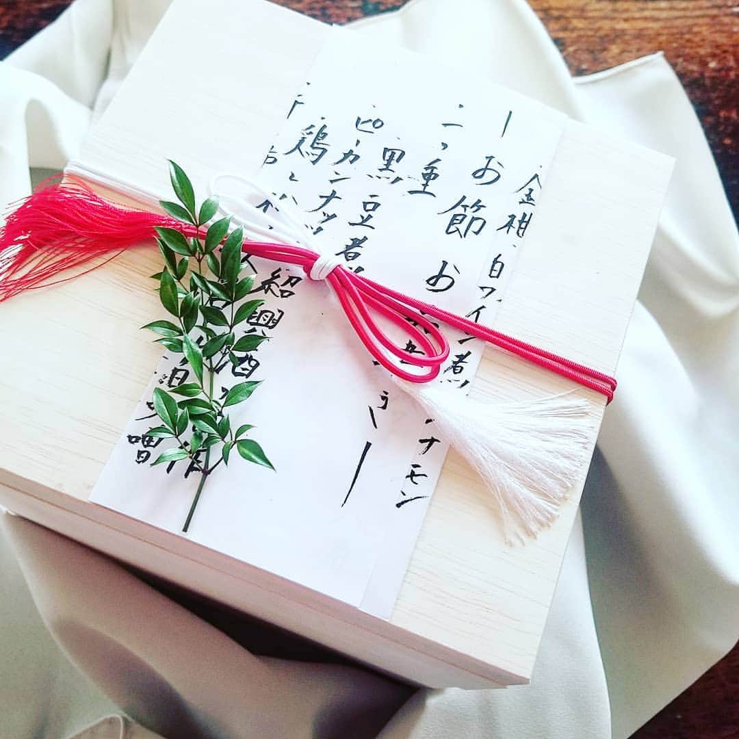Ginaさんのインスタグラム写真 - (GinaInstagram)「みなさま、明けましておめでとうございます🎍  2020年もGinaはカッコイイ大人を目指す、ハンサム女子たちを応援します🙋‍♀️ㅤㅤㅤㅤㅤㅤㅤㅤㅤㅤㅤㅤㅤ  今年のお正月は、撮影のケータリングの中でも特に人気の「マルサラ」さん @hal_haruno にお節をお願いしました🍱  伝統的なメニューにひと手間新しさを加えた味付けで、家族みんな良い元旦が過ごせました🤗ㅤㅤㅤㅤㅤㅤㅤㅤㅤㅤㅤㅤㅤ  さてさて、編集部も来週から3月発売の #GinaSpring 本格始動！今年のGinaもいつも以上に面白くしますよー💪ぜひ期待していてください！！ #Gina #Ginamagazine #Gina編集部日記」1月3日 16時57分 - gina_mag