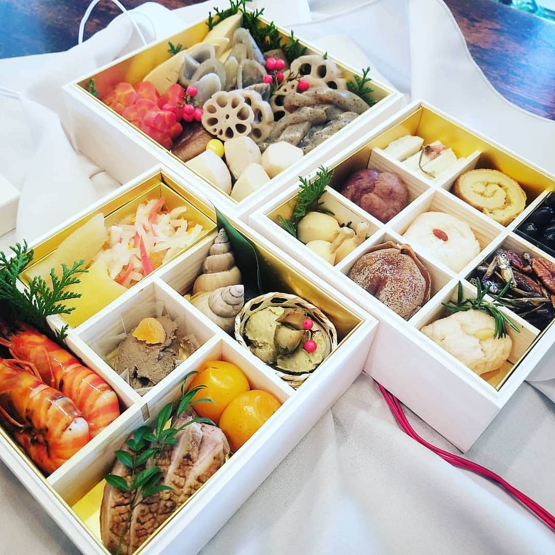 Ginaさんのインスタグラム写真 - (GinaInstagram)「みなさま、明けましておめでとうございます🎍  2020年もGinaはカッコイイ大人を目指す、ハンサム女子たちを応援します🙋‍♀️ㅤㅤㅤㅤㅤㅤㅤㅤㅤㅤㅤㅤㅤ  今年のお正月は、撮影のケータリングの中でも特に人気の「マルサラ」さん @hal_haruno にお節をお願いしました🍱  伝統的なメニューにひと手間新しさを加えた味付けで、家族みんな良い元旦が過ごせました🤗ㅤㅤㅤㅤㅤㅤㅤㅤㅤㅤㅤㅤㅤ  さてさて、編集部も来週から3月発売の #GinaSpring 本格始動！今年のGinaもいつも以上に面白くしますよー💪ぜひ期待していてください！！ #Gina #Ginamagazine #Gina編集部日記」1月3日 16時57分 - gina_mag