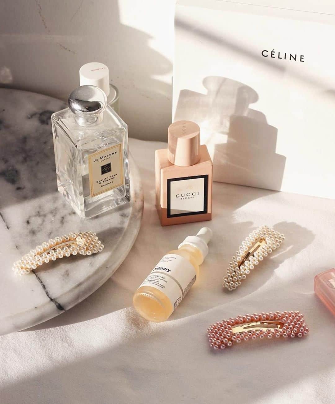 のインスタグラム：「Pearls for everything on your weekend agenda. 🔎: 7874489000 📷: @georgiaindia  Tap the link in the bio to shop now. #Accessorize #Accessorizer」