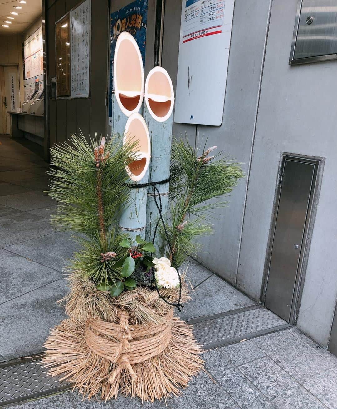 東京カメラ部 横浜分室さんのインスタグラム写真 - (東京カメラ部 横浜分室Instagram)「「2020年もよろしくお願いいたします」⠀ .⠀ あけましておめでとうございます。⠀ 写真は元町・中華街駅の5番出口(元町口)に飾られている門松です。⠀ .⠀ 本年も東京カメラ部_横浜分室をよろしくお願いいたします。⠀ .⠀ みなとみらい線公式Facebook「わたしの横浜4.1キロさんぽ」で横浜の魅力を発信中！⠀ そちらも是非ご覧下さい！<PR>⠀ .⠀ #みなとみらい線フォト散歩 #みなとみらい線フォトさんぽ #みなとみらい線 #横浜 #新高島 #みなとみらい #馬車道 #日本大通り #元町中華街 #yokohama #東京カメラ部 #Japan #photo #写真 #日本 #お正月 #お正月飾り #新年 #門松 #鏡餅 #縁起物 #賀正 #横浜カメラ部 #gardenlife #flower #myyokohama #explorejapan #loves_nippon #japan_daytime_view #japanlife」1月3日 17時00分 - tcc.yokohama