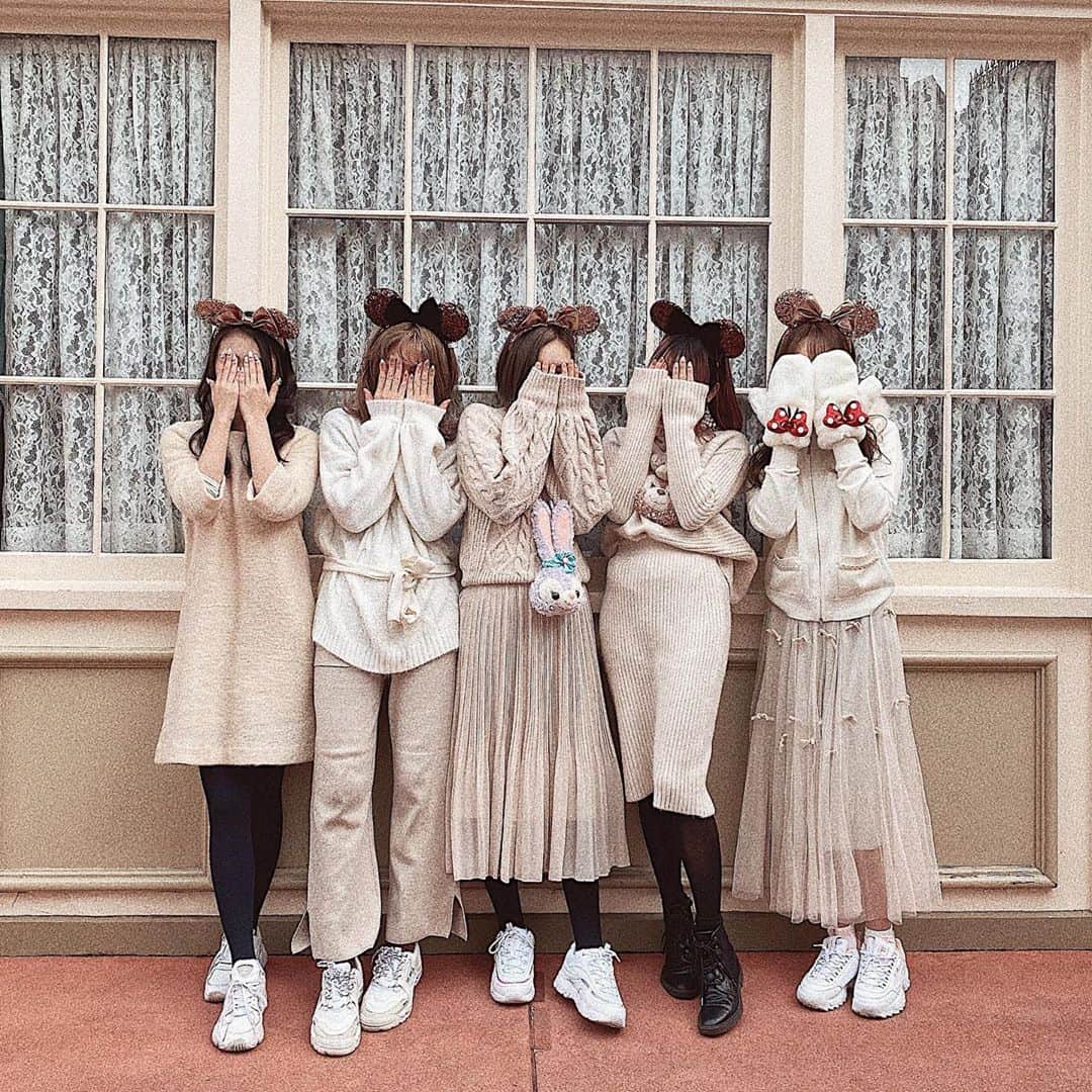 ひこ乃さんのインスタグラム写真 ひこ乃instagram この間ランド行った時に買った ミニーのブラウンカチューシャ可愛すぎるなあ みんなでアイボリー ベージュ合わせ ユニクロのニットフレアパンツ楽ちんで優秀だった