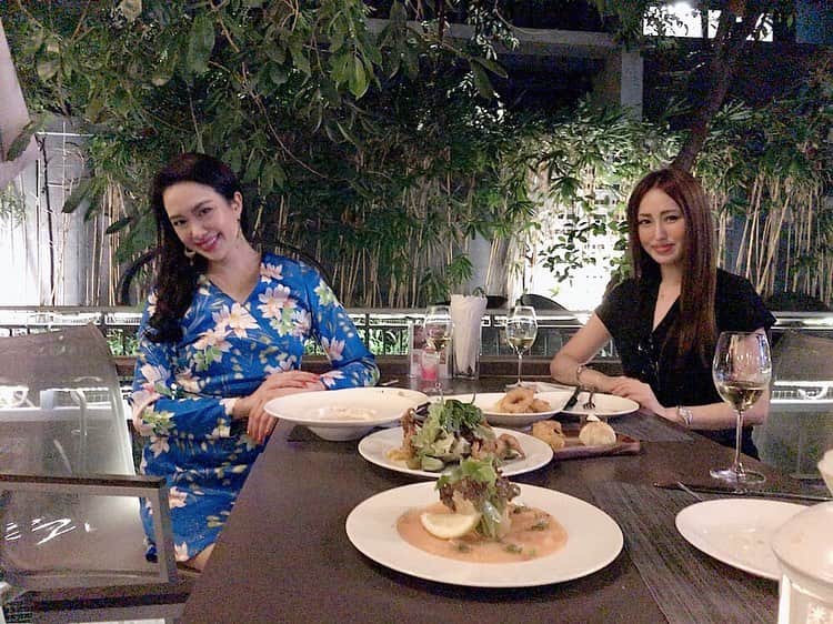 佐藤小巻さんのインスタグラム写真 - (佐藤小巻Instagram)「タイの思い出🇹🇭❤️ 愛しの美しさん、あーちゃんとのバンコクはとてもとても幸せな時間でした♡ いつも会うと元気とハッピーをもらえる、ハートフルで多才で世界一魅力的な私の大大大好きな女性です✨🥰 . ラーマ5世のお城を改装したレストランというとても素敵な場所🏰✨鳥好きな私は隣で泳ぐブラックスワンたちに大興奮😍🦢レタスあげたかった🥬😢 #thailand #ザガーデン #bangkok #スクンビット」1月3日 22時26分 - komakisato22
