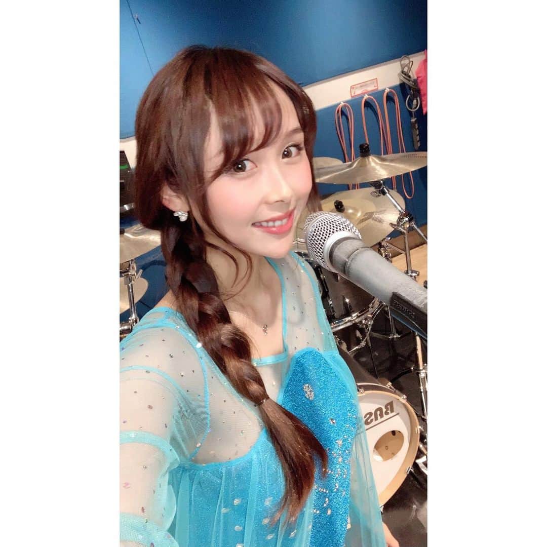 のインスタグラム：「#2020年 あけましてあめでとうございます🐭🌅 昨年ですが、 #アナ雪2 主題歌日本語版&英語版をカバーしました！YouTubeにあるので是非観ていただきたいです😊❄️ インスタ更新サボりすぎなのでタイムラグ大ですが出来るだけ更新していきたいと思います💪 というわけで本年もどうぞ宜しくお願いします❣️ #エルサ #エルサコスプレ #elsa」
