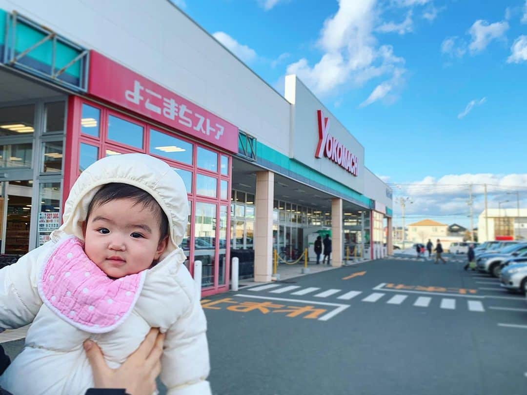 のインスタグラム：「💖 . 姪と実家のスーパーへお買い物👶❤️ . #happynewyear#あけおめ#ことよろ#2020#newyears2020#newyearsday#お正月#帰省#実家#青森#八戸#叔母もも#おばもも#baby#お年玉#新年#子守#よこまちストア#スーパーの娘」