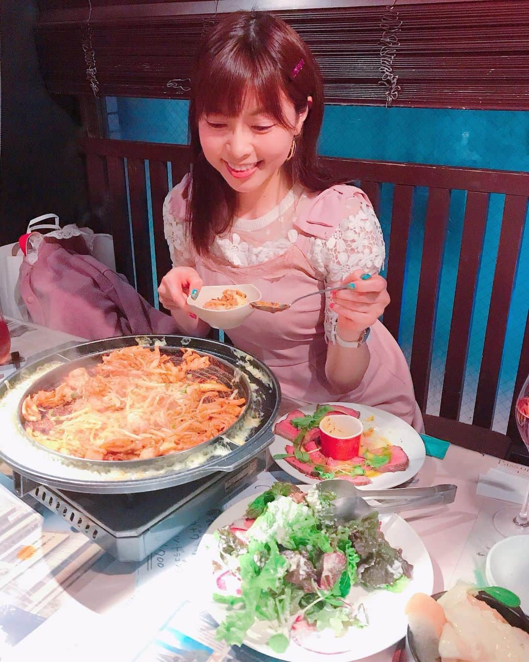 DJ MIYAさんのインスタグラム写真 - (DJ MIYAInstagram)「こんばんは❤️❤️チーズカフェダイニング「ハッシュタグ29 Gocchi 横浜西口店」でチーズ尽くしのDinnerしてきたよ♪ 植物もあって照明も暖かい感じで落ち着く空間でぇーす☆彡  お座敷席に案内してもらいました❤️ .  アンジュエール ロゼ で乾杯🥂🥂 . . ★トリュフ香るチーズフォンデュ 1620円  黒トリュフがチーズにinしているの初めて見たー！❤️素晴らしい風味と、絶品ー！ . ★ローストビーフ この、ローストビーフなんて美味しいのでしょうかー！柔らかくて、食べやすいー！❤️ .  盛り付けも可愛いっ！ . . ★シーザーサラダ パルミジャーノ・レッジャーノチーズをたっぷりとかけてくれます❤️ . ★牛肉カルパッチョ 大判カットで、中央の卵と絡めていい感じ〜美味しすぎー！ . ★ラクレットチーズ withバゲット🥖  きゃー！チーズ大好きたまらないよーぉ❤️ 目の前で、店員さんが とろーりと ラクレットチーズを🧀バゲットの入った小鍋の上に持ってくれまーす❤️ 貴重なラクレット嬉しい！大好き！ . ★チーズダッカルビ  1580円 お鍋がUFOみたいで巨大でびっくりー！❤️まさにインスタ映え！ キムチに、鶏肉にもやし、そして回りのラクレットと絡めながら美味しーい！！❤️ . .  どのお料理も盛り付けがかわいらしく、ついつい写真撮っちゃうよね～♪ デートにもいい感じ～♪🎀 . . 店員さんもイケメン&可愛い店員さんだったよーぉ❤️行ってみてね⭐︎⭐️⭐︎ . 美味しいものを食べながら素敵な時間が過ごせましたぁー❤️ ごちそうさまでーした❤️ .  横浜市 ハッシュタグ29 Gocchiで検索してね!  Casting By @woomy.restaurant  #PR  #グルメ　#個室居酒屋　#横浜グルメ#食レポ　#横浜駅　#横浜居酒屋 #お肉好き　#フィットネス女子　#旅インスタグラマー　#タピオカ横浜　 #今日のコーデ　#個室ダイニング　#グルメ女子　#旅ブロガー　#ラクレットチーズ #ファッション好き　#今日のメイク　#グルメ好き　#グルメブロガー #筋肉女子　#ランニング女子　#ファッショニスタ　#フォトジェ肉　#女子会 #旅好き女子　#インスタ映え料理 #インスタ映え #インスタ映えグルメ」1月3日 22時29分 - dj_miya