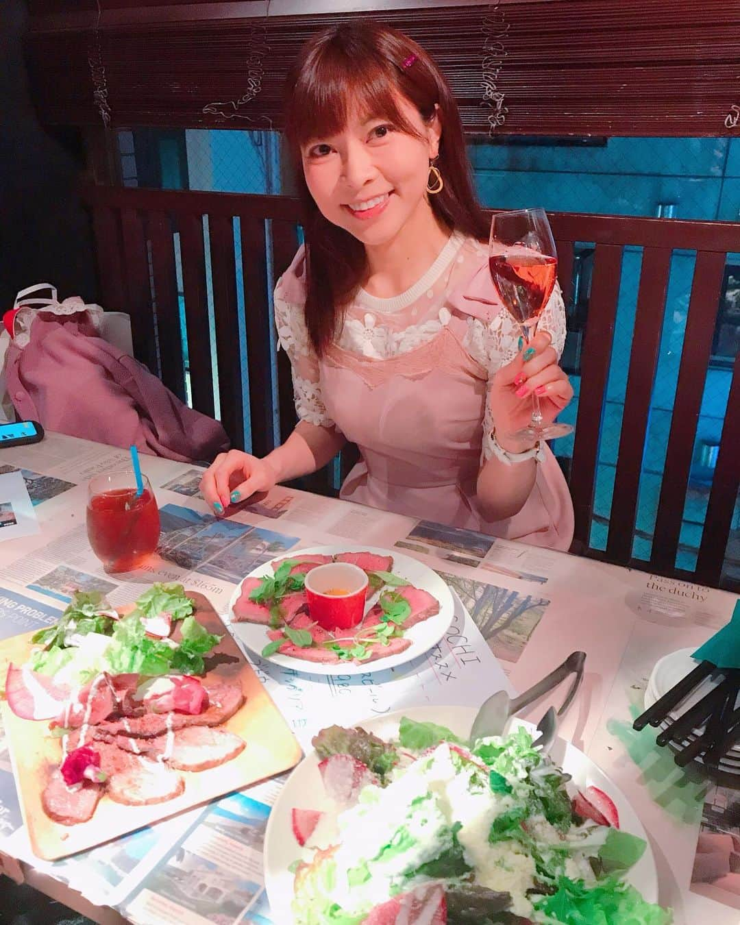 DJ MIYAさんのインスタグラム写真 - (DJ MIYAInstagram)「こんばんは❤️❤️チーズカフェダイニング「ハッシュタグ29 Gocchi 横浜西口店」でチーズ尽くしのDinnerしてきたよ♪ 植物もあって照明も暖かい感じで落ち着く空間でぇーす☆彡  お座敷席に案内してもらいました❤️ .  アンジュエール ロゼ で乾杯🥂🥂 . . ★トリュフ香るチーズフォンデュ 1620円  黒トリュフがチーズにinしているの初めて見たー！❤️素晴らしい風味と、絶品ー！ . ★ローストビーフ この、ローストビーフなんて美味しいのでしょうかー！柔らかくて、食べやすいー！❤️ .  盛り付けも可愛いっ！ . . ★シーザーサラダ パルミジャーノ・レッジャーノチーズをたっぷりとかけてくれます❤️ . ★牛肉カルパッチョ 大判カットで、中央の卵と絡めていい感じ〜美味しすぎー！ . ★ラクレットチーズ withバゲット🥖  きゃー！チーズ大好きたまらないよーぉ❤️ 目の前で、店員さんが とろーりと ラクレットチーズを🧀バゲットの入った小鍋の上に持ってくれまーす❤️ 貴重なラクレット嬉しい！大好き！ . ★チーズダッカルビ  1580円 お鍋がUFOみたいで巨大でびっくりー！❤️まさにインスタ映え！ キムチに、鶏肉にもやし、そして回りのラクレットと絡めながら美味しーい！！❤️ . .  どのお料理も盛り付けがかわいらしく、ついつい写真撮っちゃうよね～♪ デートにもいい感じ～♪🎀 . . 店員さんもイケメン&可愛い店員さんだったよーぉ❤️行ってみてね⭐︎⭐️⭐︎ . 美味しいものを食べながら素敵な時間が過ごせましたぁー❤️ ごちそうさまでーした❤️ .  横浜市 ハッシュタグ29 Gocchiで検索してね!  Casting By @woomy.restaurant  #PR  #グルメ　#個室居酒屋　#横浜グルメ#食レポ　#横浜駅　#横浜居酒屋 #お肉好き　#フィットネス女子　#旅インスタグラマー　#タピオカ横浜　 #今日のコーデ　#個室ダイニング　#グルメ女子　#旅ブロガー　#ラクレットチーズ #ファッション好き　#今日のメイク　#グルメ好き　#グルメブロガー #筋肉女子　#ランニング女子　#ファッショニスタ　#フォトジェ肉　#女子会 #旅好き女子　#インスタ映え料理 #インスタ映え #インスタ映えグルメ」1月3日 22時29分 - dj_miya