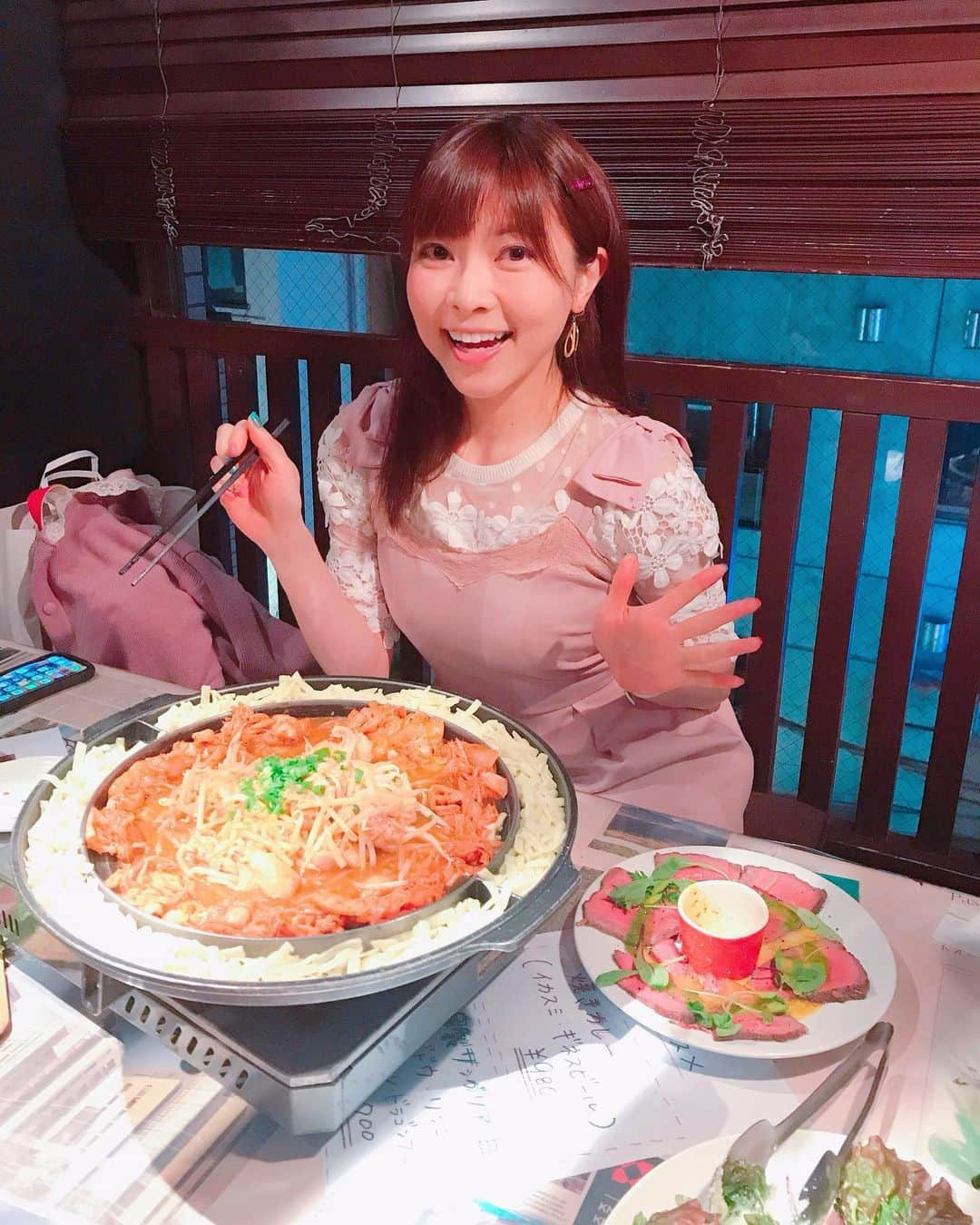 DJ MIYAさんのインスタグラム写真 - (DJ MIYAInstagram)「こんばんは❤️❤️チーズカフェダイニング「ハッシュタグ29 Gocchi 横浜西口店」でチーズ尽くしのDinnerしてきたよ♪ 植物もあって照明も暖かい感じで落ち着く空間でぇーす☆彡  お座敷席に案内してもらいました❤️ .  アンジュエール ロゼ で乾杯🥂🥂 . . ★トリュフ香るチーズフォンデュ 1620円  黒トリュフがチーズにinしているの初めて見たー！❤️素晴らしい風味と、絶品ー！ . ★ローストビーフ この、ローストビーフなんて美味しいのでしょうかー！柔らかくて、食べやすいー！❤️ .  盛り付けも可愛いっ！ . . ★シーザーサラダ パルミジャーノ・レッジャーノチーズをたっぷりとかけてくれます❤️ . ★牛肉カルパッチョ 大判カットで、中央の卵と絡めていい感じ〜美味しすぎー！ . ★ラクレットチーズ withバゲット🥖  きゃー！チーズ大好きたまらないよーぉ❤️ 目の前で、店員さんが とろーりと ラクレットチーズを🧀バゲットの入った小鍋の上に持ってくれまーす❤️ 貴重なラクレット嬉しい！大好き！ . ★チーズダッカルビ  1580円 お鍋がUFOみたいで巨大でびっくりー！❤️まさにインスタ映え！ キムチに、鶏肉にもやし、そして回りのラクレットと絡めながら美味しーい！！❤️ . .  どのお料理も盛り付けがかわいらしく、ついつい写真撮っちゃうよね～♪ デートにもいい感じ～♪🎀 . . 店員さんもイケメン&可愛い店員さんだったよーぉ❤️行ってみてね⭐︎⭐️⭐︎ . 美味しいものを食べながら素敵な時間が過ごせましたぁー❤️ ごちそうさまでーした❤️ .  横浜市 ハッシュタグ29 Gocchiで検索してね!  Casting By @woomy.restaurant  #PR  #グルメ　#個室居酒屋　#横浜グルメ#食レポ　#横浜駅　#横浜居酒屋 #お肉好き　#フィットネス女子　#旅インスタグラマー　#タピオカ横浜　 #今日のコーデ　#個室ダイニング　#グルメ女子　#旅ブロガー　#ラクレットチーズ #ファッション好き　#今日のメイク　#グルメ好き　#グルメブロガー #筋肉女子　#ランニング女子　#ファッショニスタ　#フォトジェ肉　#女子会 #旅好き女子　#インスタ映え料理 #インスタ映え #インスタ映えグルメ」1月3日 22時29分 - dj_miya