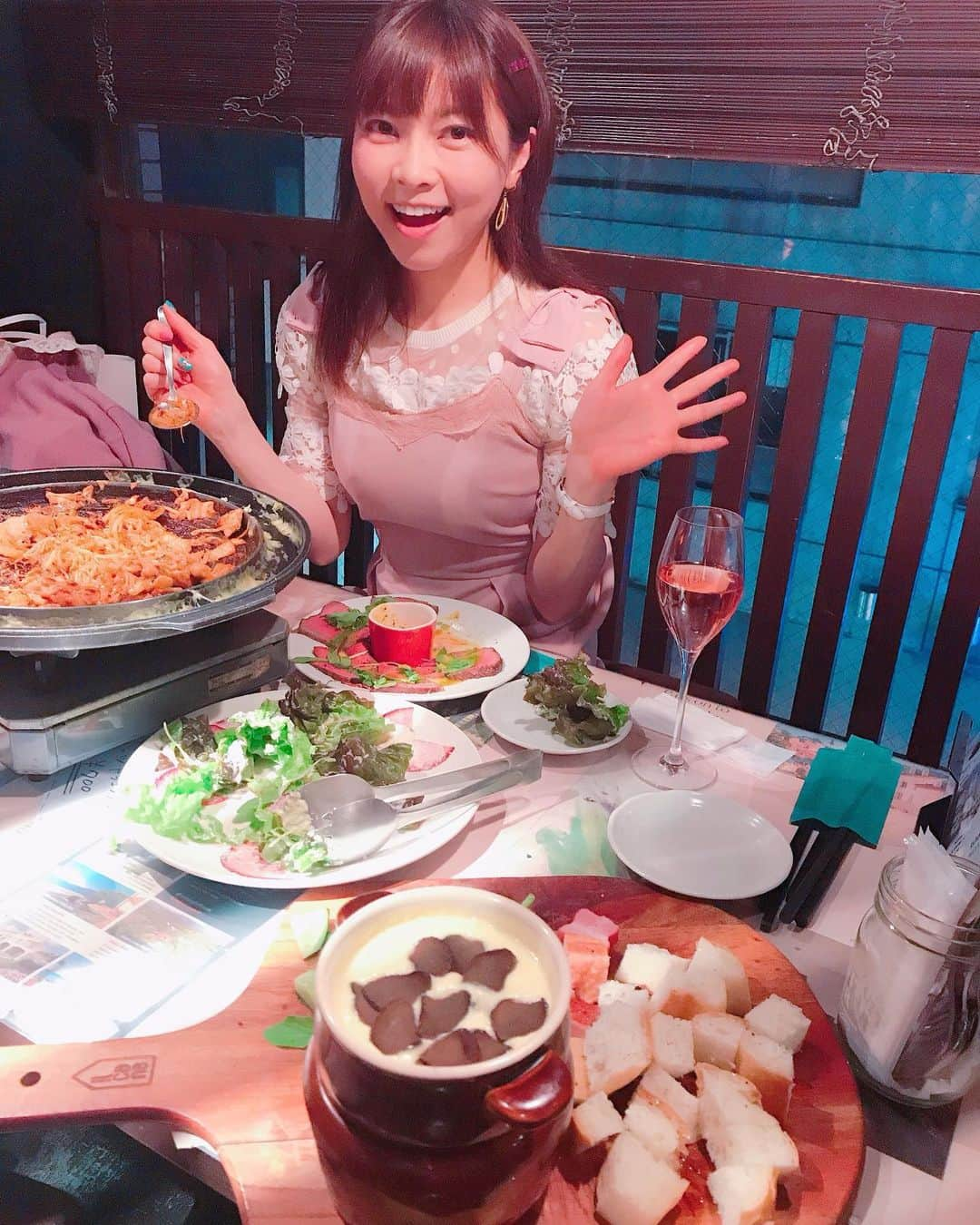 DJ MIYAさんのインスタグラム写真 - (DJ MIYAInstagram)「こんばんは❤️❤️チーズカフェダイニング「ハッシュタグ29 Gocchi 横浜西口店」でチーズ尽くしのDinnerしてきたよ♪ 植物もあって照明も暖かい感じで落ち着く空間でぇーす☆彡  お座敷席に案内してもらいました❤️ .  アンジュエール ロゼ で乾杯🥂🥂 . . ★トリュフ香るチーズフォンデュ 1620円  黒トリュフがチーズにinしているの初めて見たー！❤️素晴らしい風味と、絶品ー！ . ★ローストビーフ この、ローストビーフなんて美味しいのでしょうかー！柔らかくて、食べやすいー！❤️ .  盛り付けも可愛いっ！ . . ★シーザーサラダ パルミジャーノ・レッジャーノチーズをたっぷりとかけてくれます❤️ . ★牛肉カルパッチョ 大判カットで、中央の卵と絡めていい感じ〜美味しすぎー！ . ★ラクレットチーズ withバゲット🥖  きゃー！チーズ大好きたまらないよーぉ❤️ 目の前で、店員さんが とろーりと ラクレットチーズを🧀バゲットの入った小鍋の上に持ってくれまーす❤️ 貴重なラクレット嬉しい！大好き！ . ★チーズダッカルビ  1580円 お鍋がUFOみたいで巨大でびっくりー！❤️まさにインスタ映え！ キムチに、鶏肉にもやし、そして回りのラクレットと絡めながら美味しーい！！❤️ . .  どのお料理も盛り付けがかわいらしく、ついつい写真撮っちゃうよね～♪ デートにもいい感じ～♪🎀 . . 店員さんもイケメン&可愛い店員さんだったよーぉ❤️行ってみてね⭐︎⭐️⭐︎ . 美味しいものを食べながら素敵な時間が過ごせましたぁー❤️ ごちそうさまでーした❤️ .  横浜市 ハッシュタグ29 Gocchiで検索してね!  Casting By @woomy.restaurant  #PR  #グルメ　#個室居酒屋　#横浜グルメ#食レポ　#横浜駅　#横浜居酒屋 #お肉好き　#フィットネス女子　#旅インスタグラマー　#タピオカ横浜　 #今日のコーデ　#個室ダイニング　#グルメ女子　#旅ブロガー　#ラクレットチーズ #ファッション好き　#今日のメイク　#グルメ好き　#グルメブロガー #筋肉女子　#ランニング女子　#ファッショニスタ　#フォトジェ肉　#女子会 #旅好き女子　#インスタ映え料理 #インスタ映え #インスタ映えグルメ」1月3日 22時29分 - dj_miya