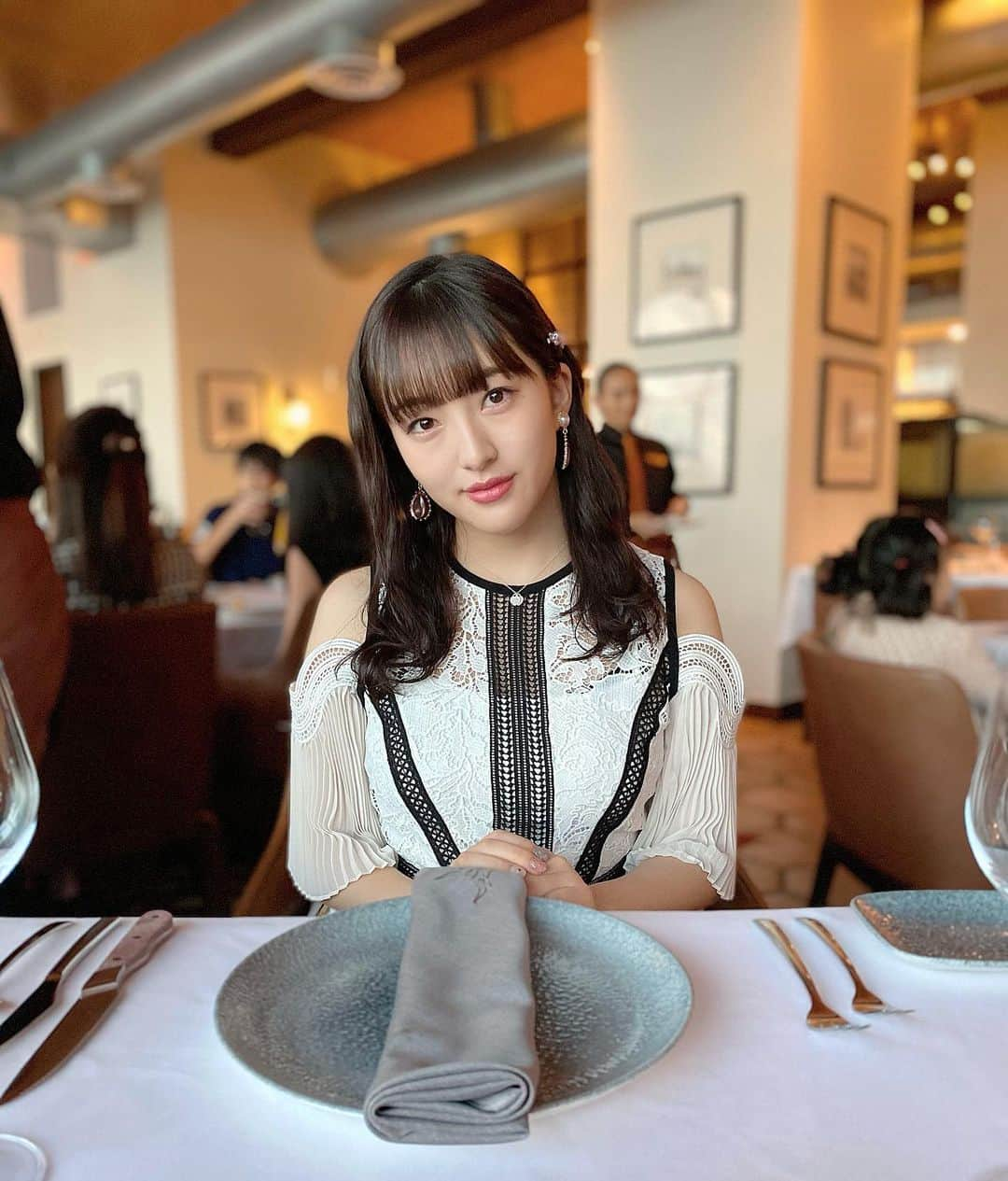 田島芽瑠さんのインスタグラム写真 - (田島芽瑠Instagram)「birthdaydinner🍽﻿ ﻿ 今日は少し早めのお誕生日dinnerに連れて行ってもらいました🥳  とっても素敵なレストラン✨ ステーキが美味しかったよ〜🥩 ﻿ ﻿ ちょっぴり大人なホワイトコーデ💍﻿ 三枚目に全身タグ付けしてます！﻿ ﻿ #アルフレッドステーキハウス #alfredobannister #alfredosteakhouse」1月3日 22時31分 - meru_chan_official