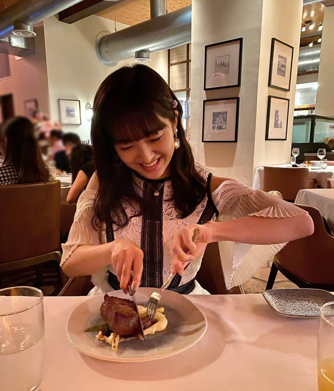 田島芽瑠さんのインスタグラム写真 - (田島芽瑠Instagram)「birthdaydinner🍽﻿ ﻿ 今日は少し早めのお誕生日dinnerに連れて行ってもらいました🥳  とっても素敵なレストラン✨ ステーキが美味しかったよ〜🥩 ﻿ ﻿ ちょっぴり大人なホワイトコーデ💍﻿ 三枚目に全身タグ付けしてます！﻿ ﻿ #アルフレッドステーキハウス #alfredobannister #alfredosteakhouse」1月3日 22時31分 - meru_chan_official