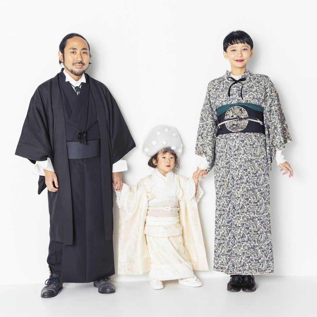 サオリリスのインスタグラム：「あけましておめでとうございます🎍🖤今年も家入家一同をよろしくお願いいたします♡♡♡ @hbkr @kakikukekikka #2020 #happynewyear」